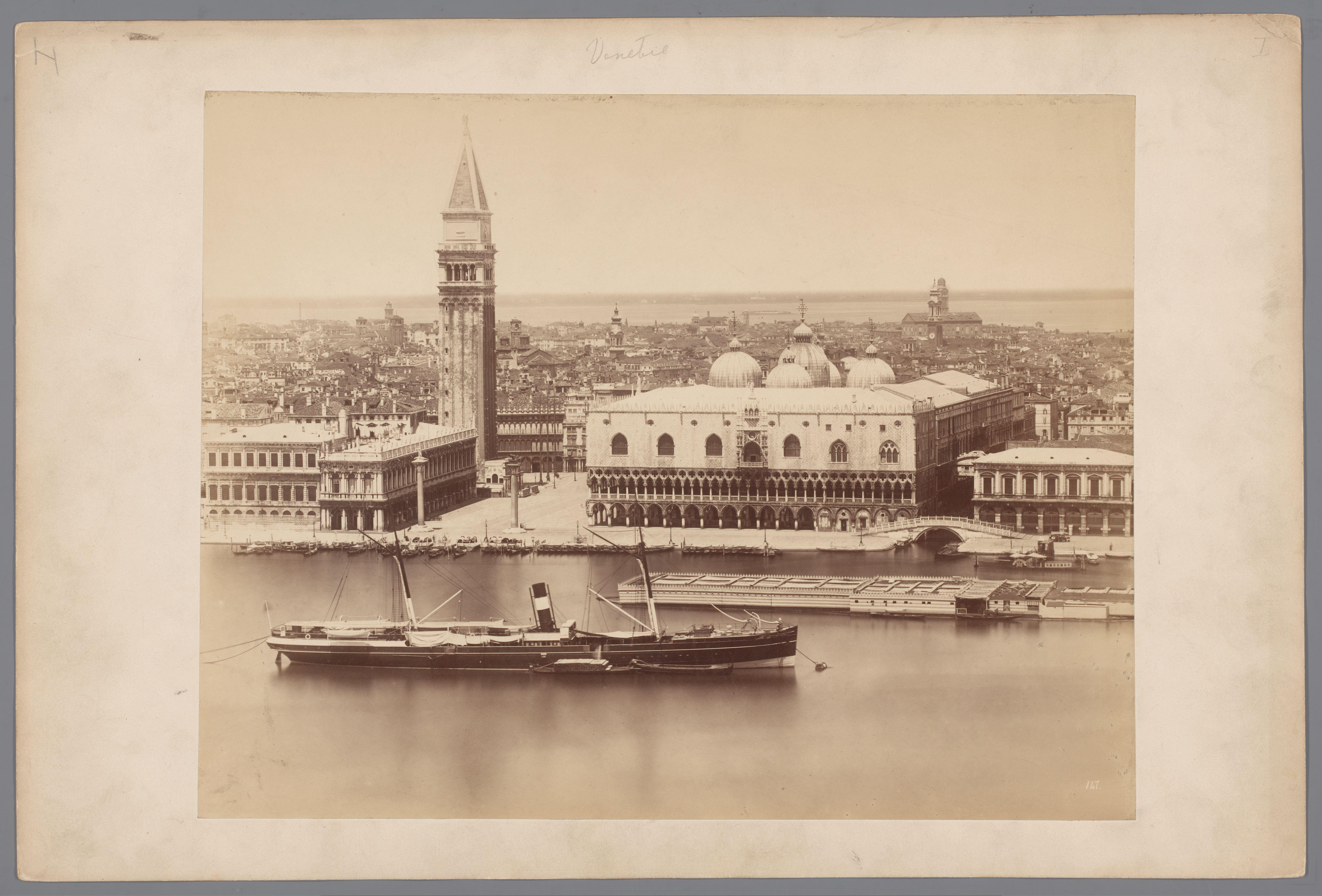 Gezicht op het Dogepaleis, de San Marco en de campanile te Venetië, Italië