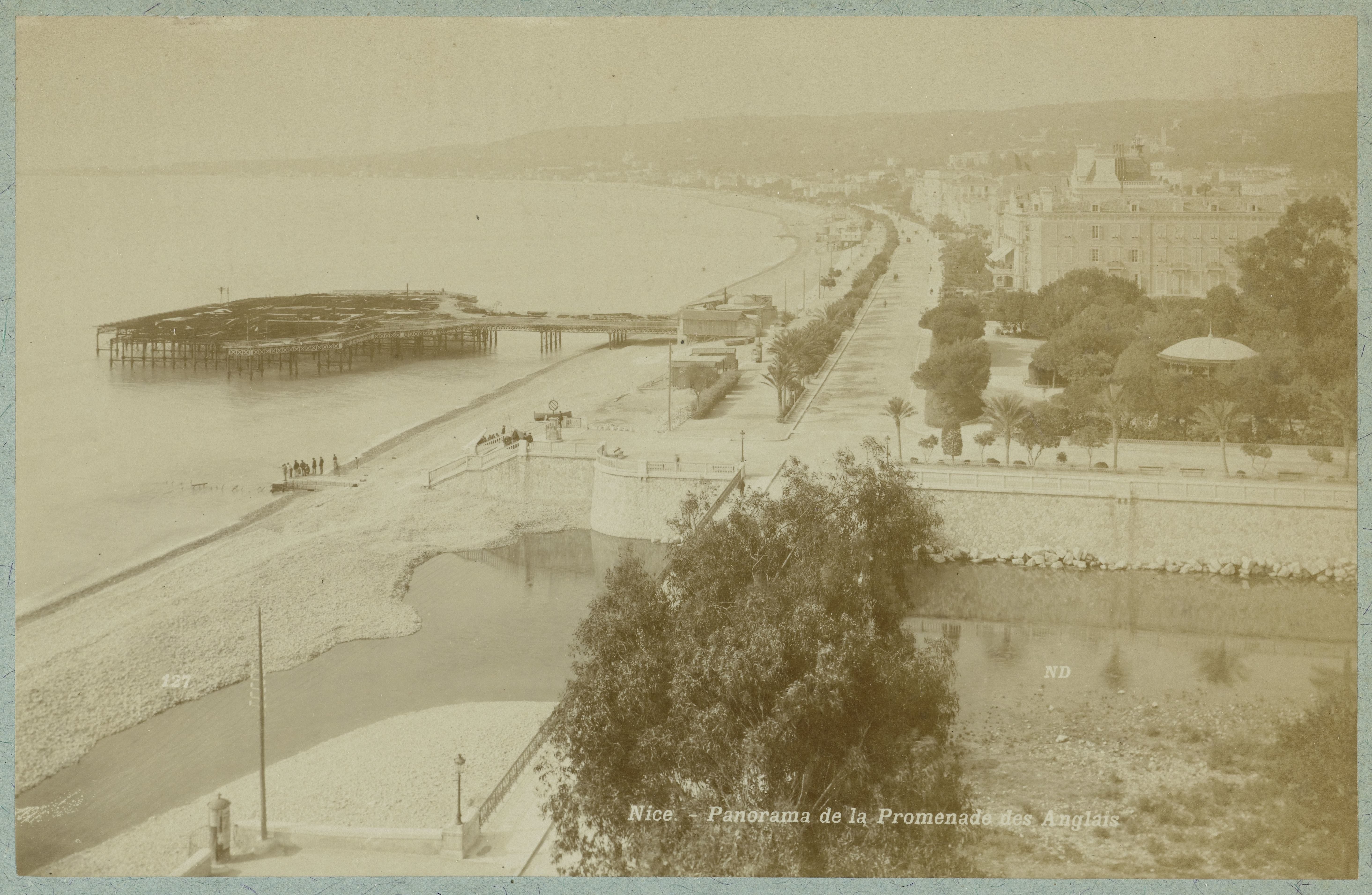 Gezicht op de Promenade des Anglais in Nice