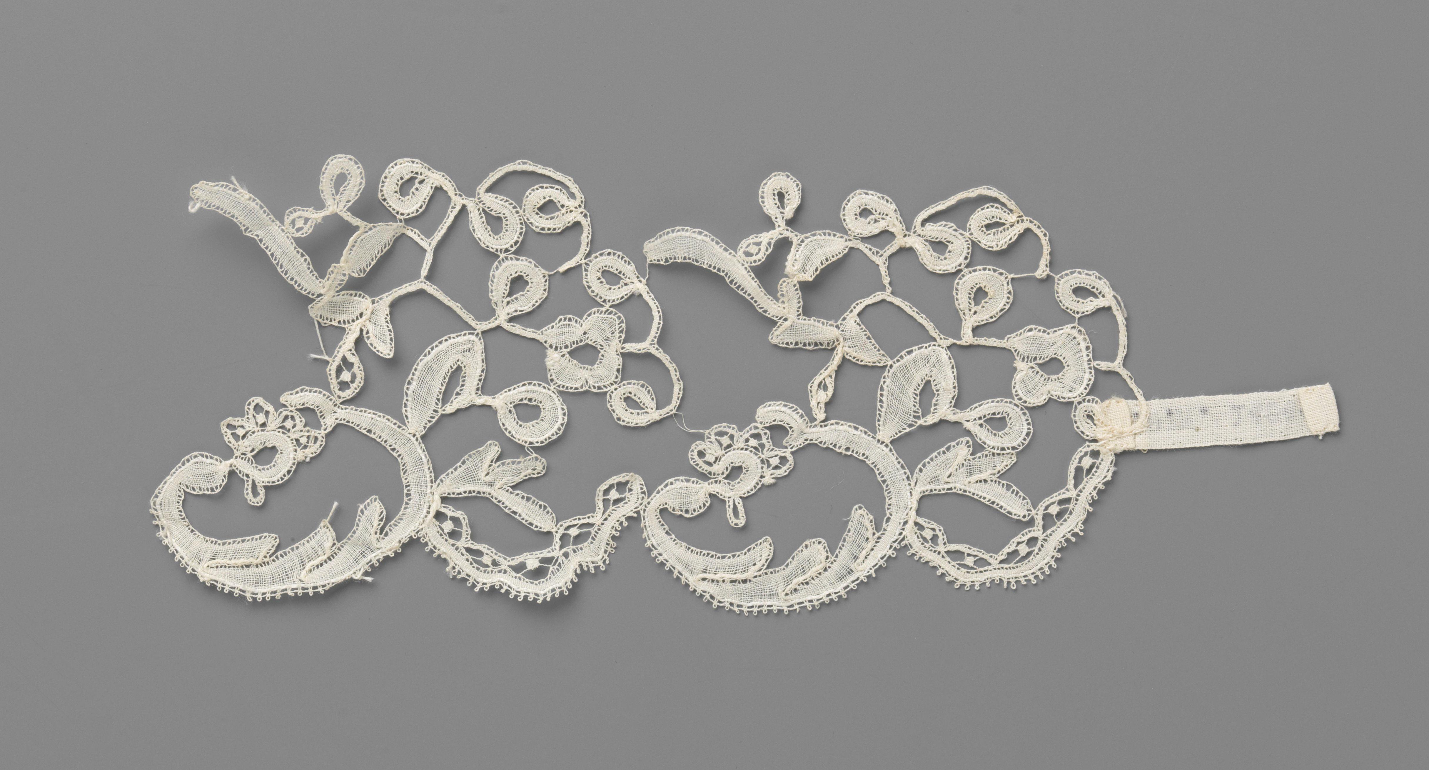 Fragment van kloskant met bloempjes tussen c-voluten en bloemen met lusvormige blaadjes