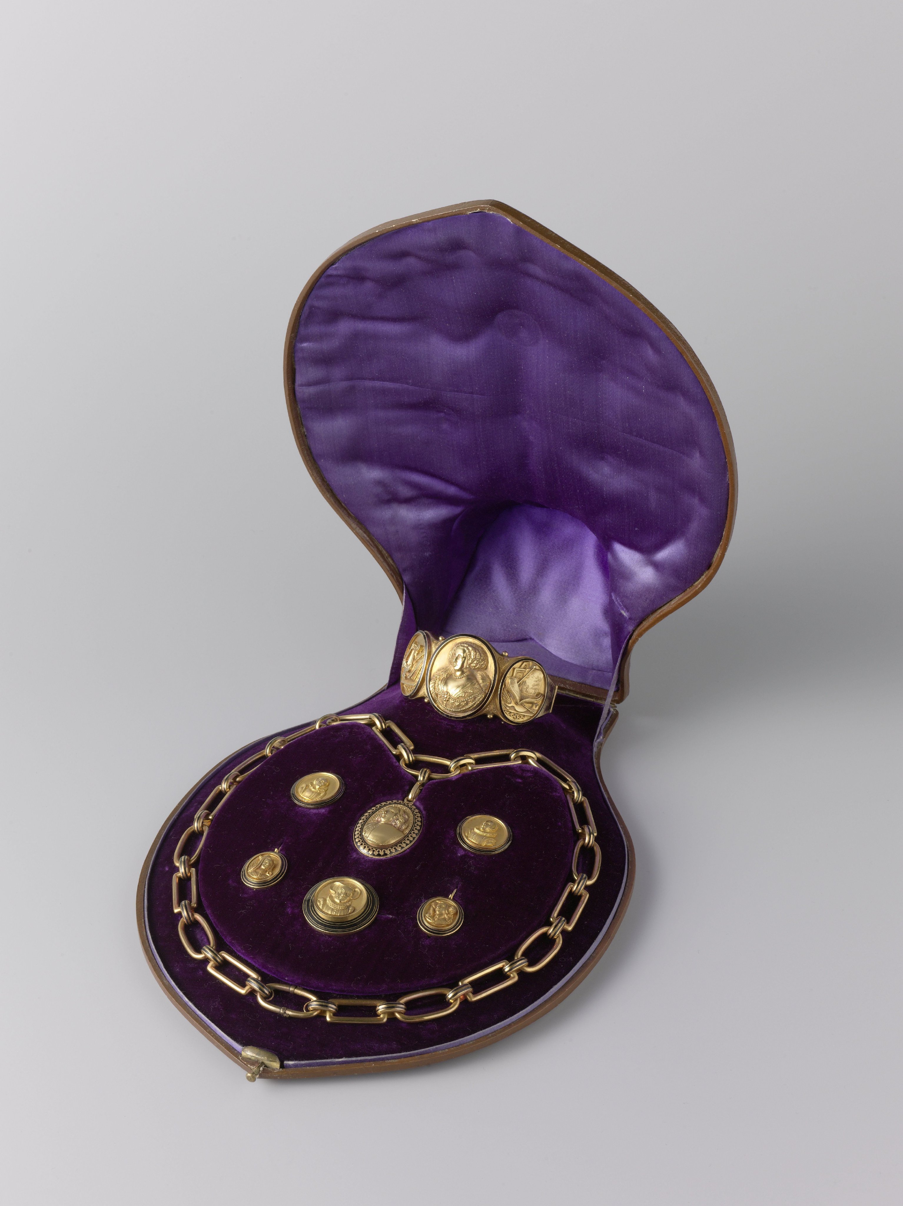 Parure (set of matching jewellery)