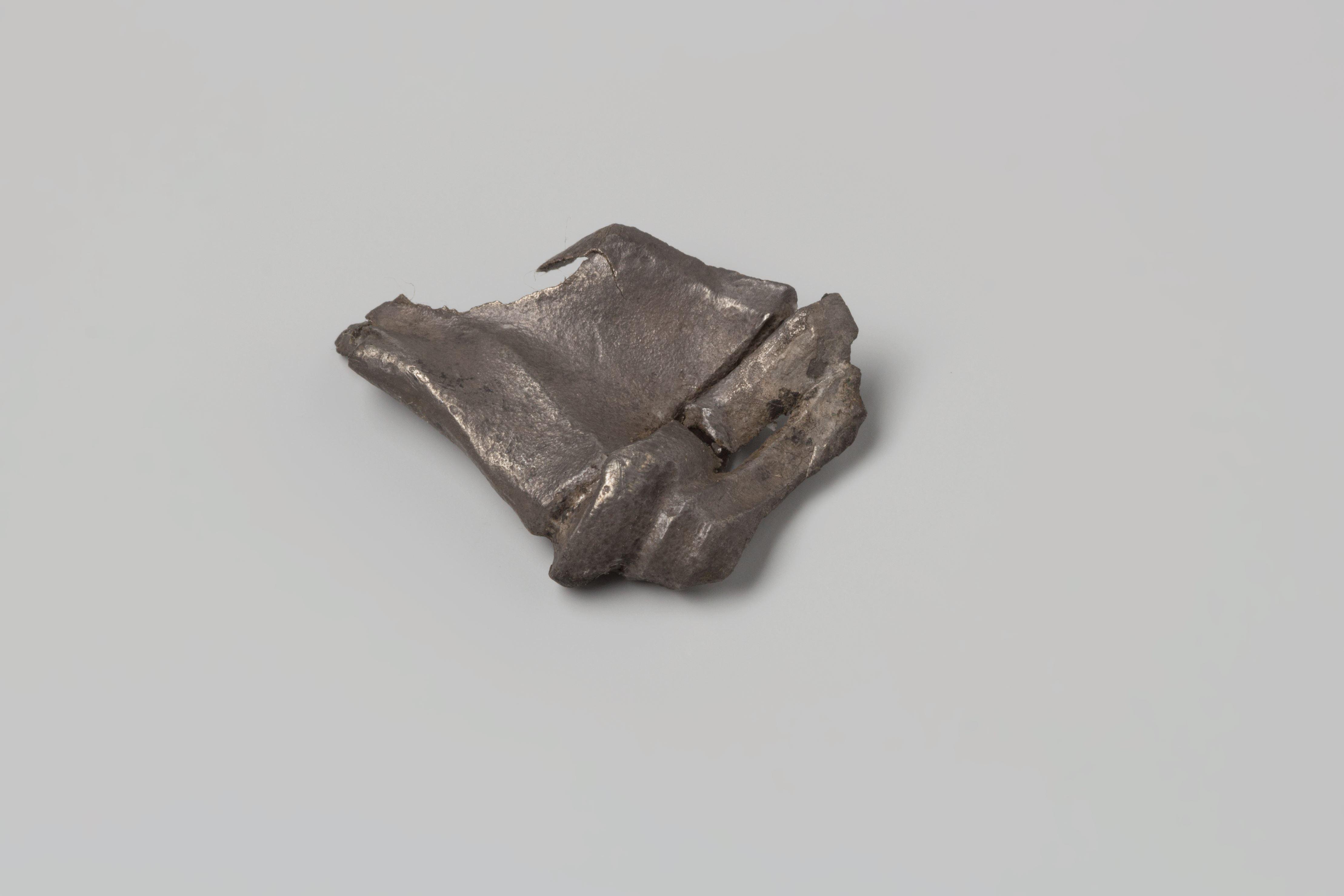 Fragment steel van een kandelaar uit het wrak van de Oost-Indiëvaarder Hollandia