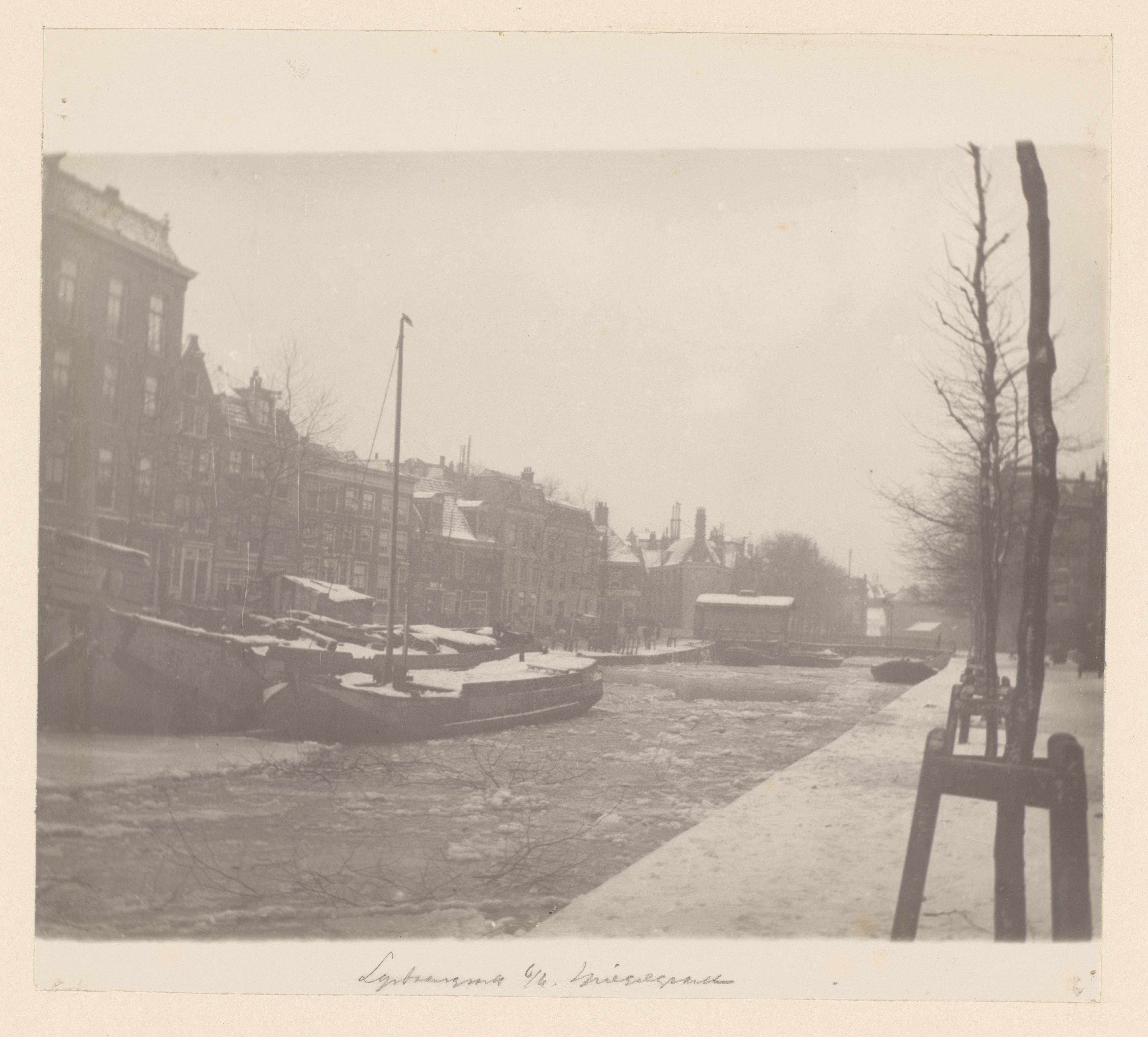 Wintergezicht op de Lijnbaansgracht bij de Spiegelgracht in Amsterdam