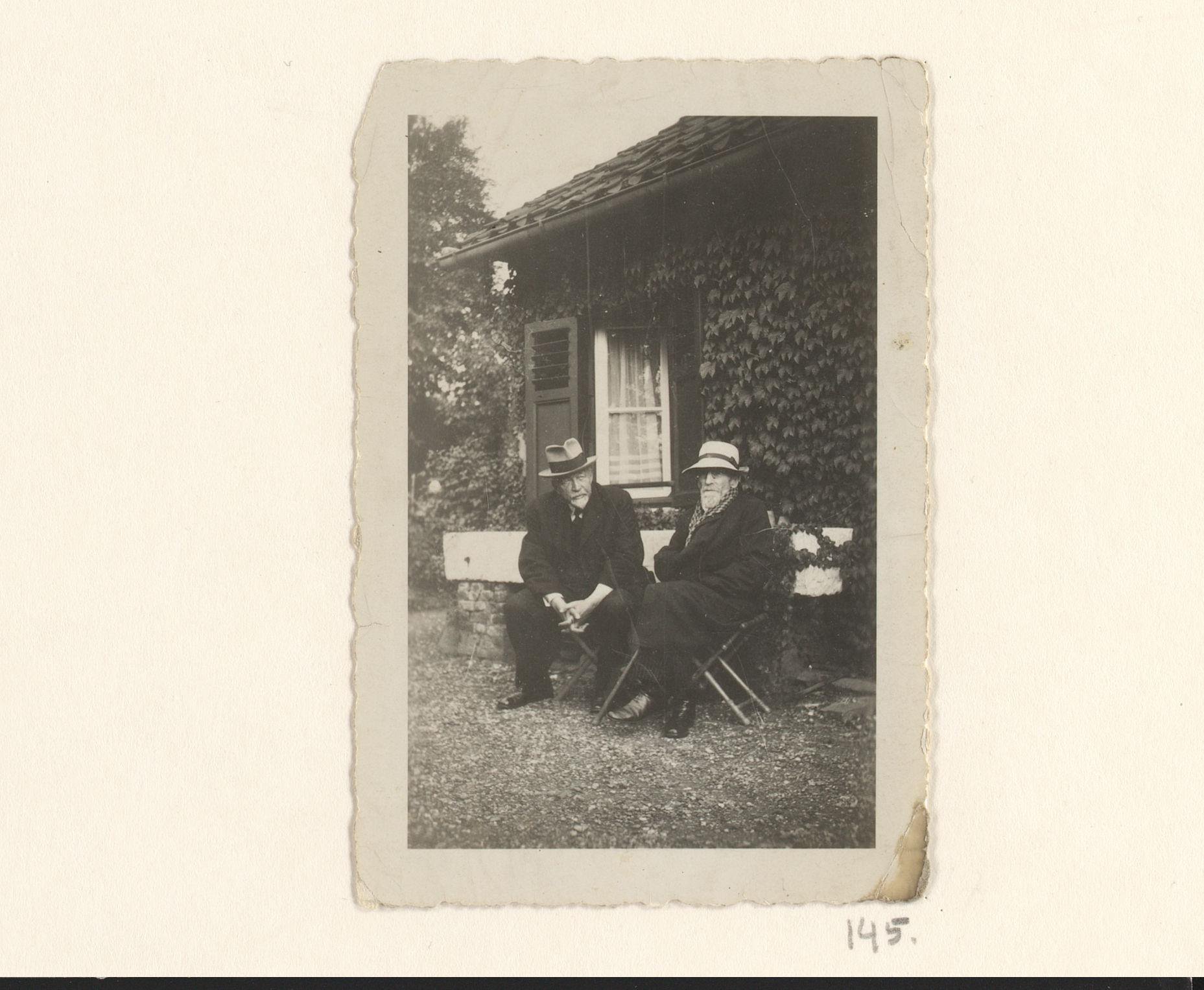 Andries Bonger en Frans Erens op een bank voor het huis (?) St. Maartenshof te Houthem
