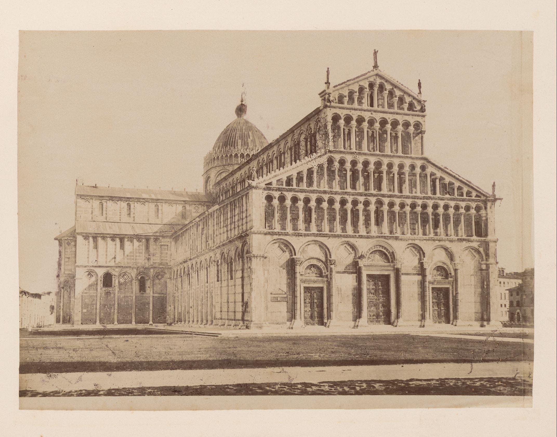 Gezicht op de kathedraal van Pisa, Italië