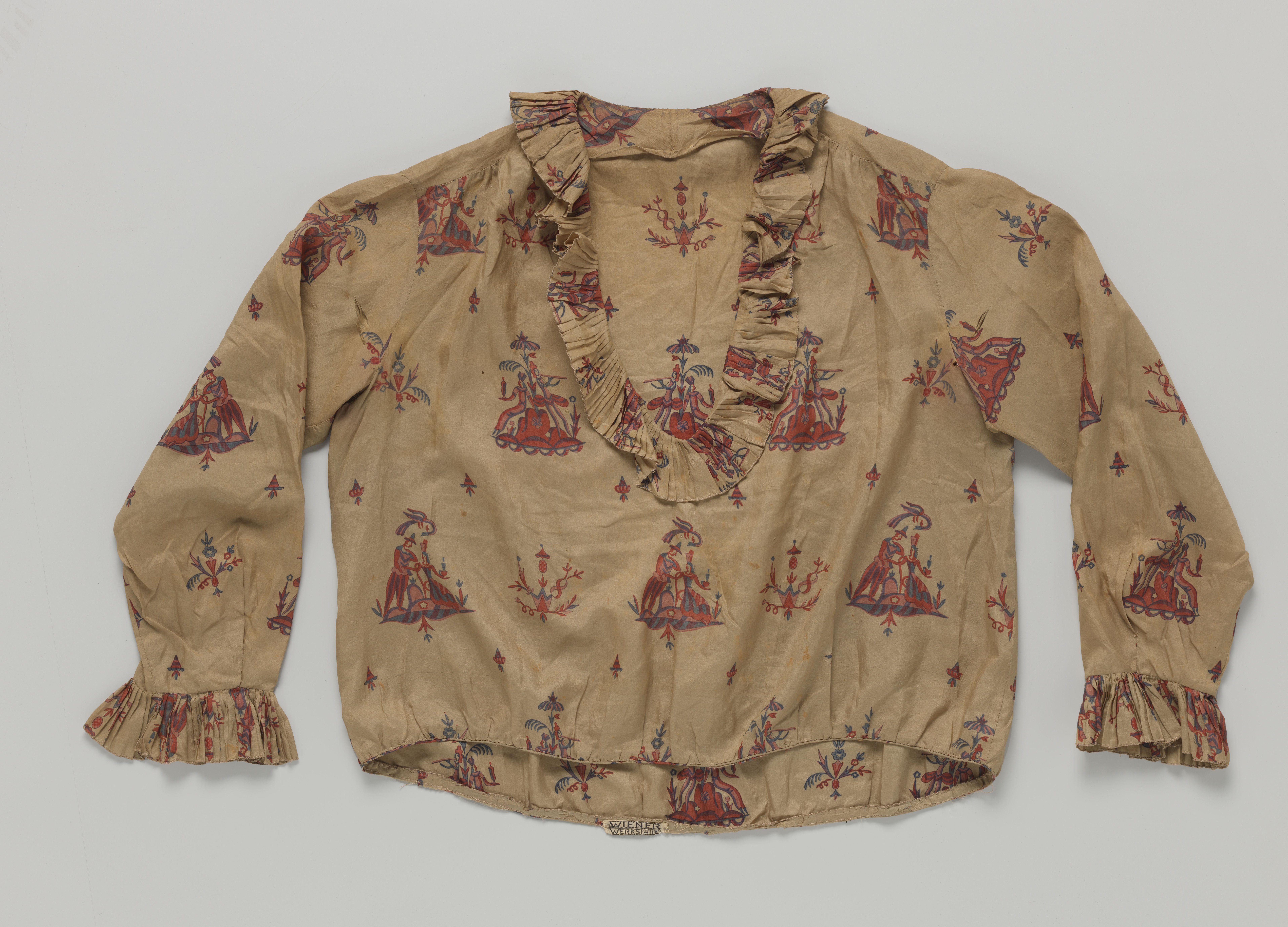 Blouse leverkleurige zijde met fantasiefiguren