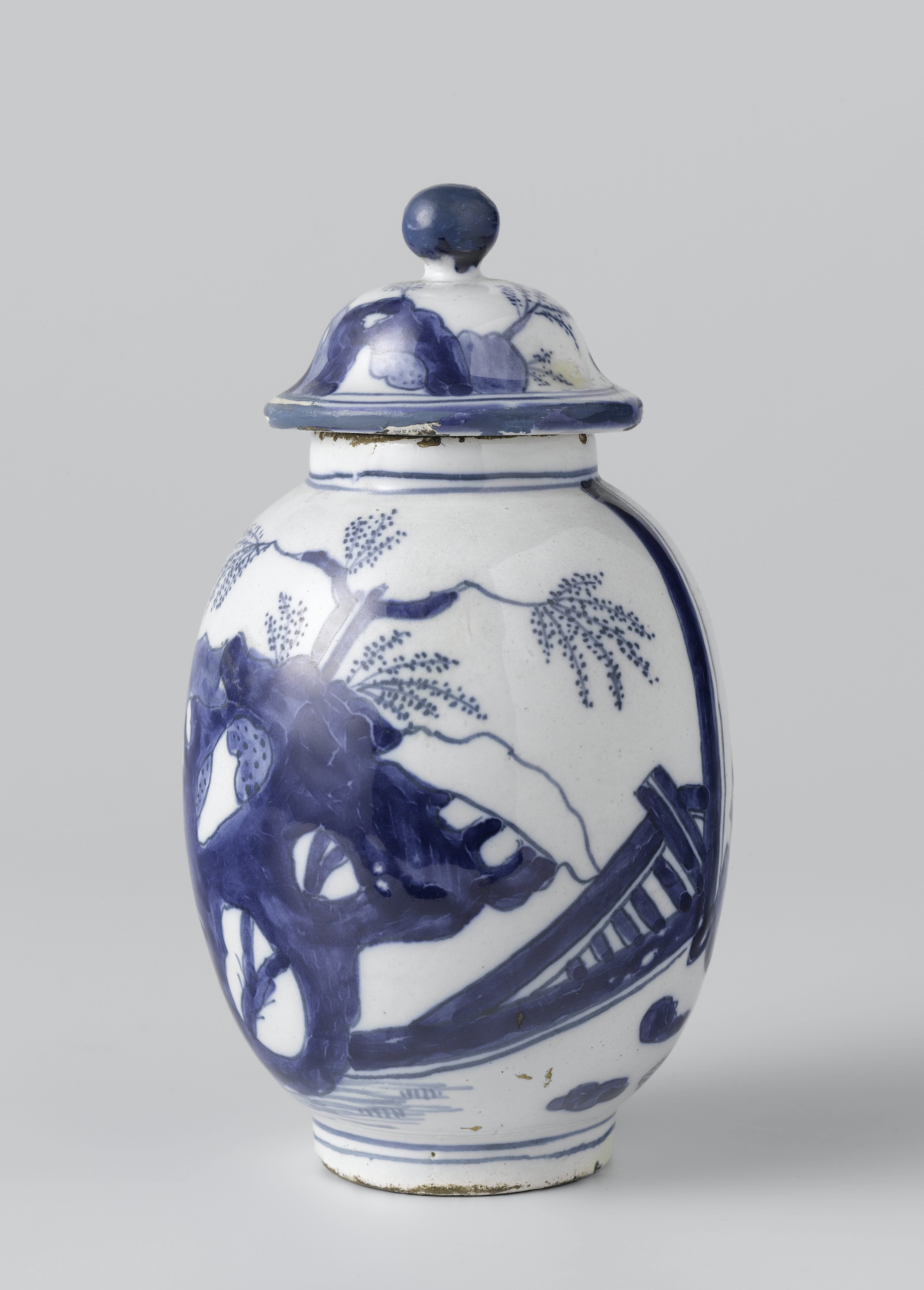 Dekselpot van blauw beschilderde faience met voorstelling van twee bordspelers en rotsen