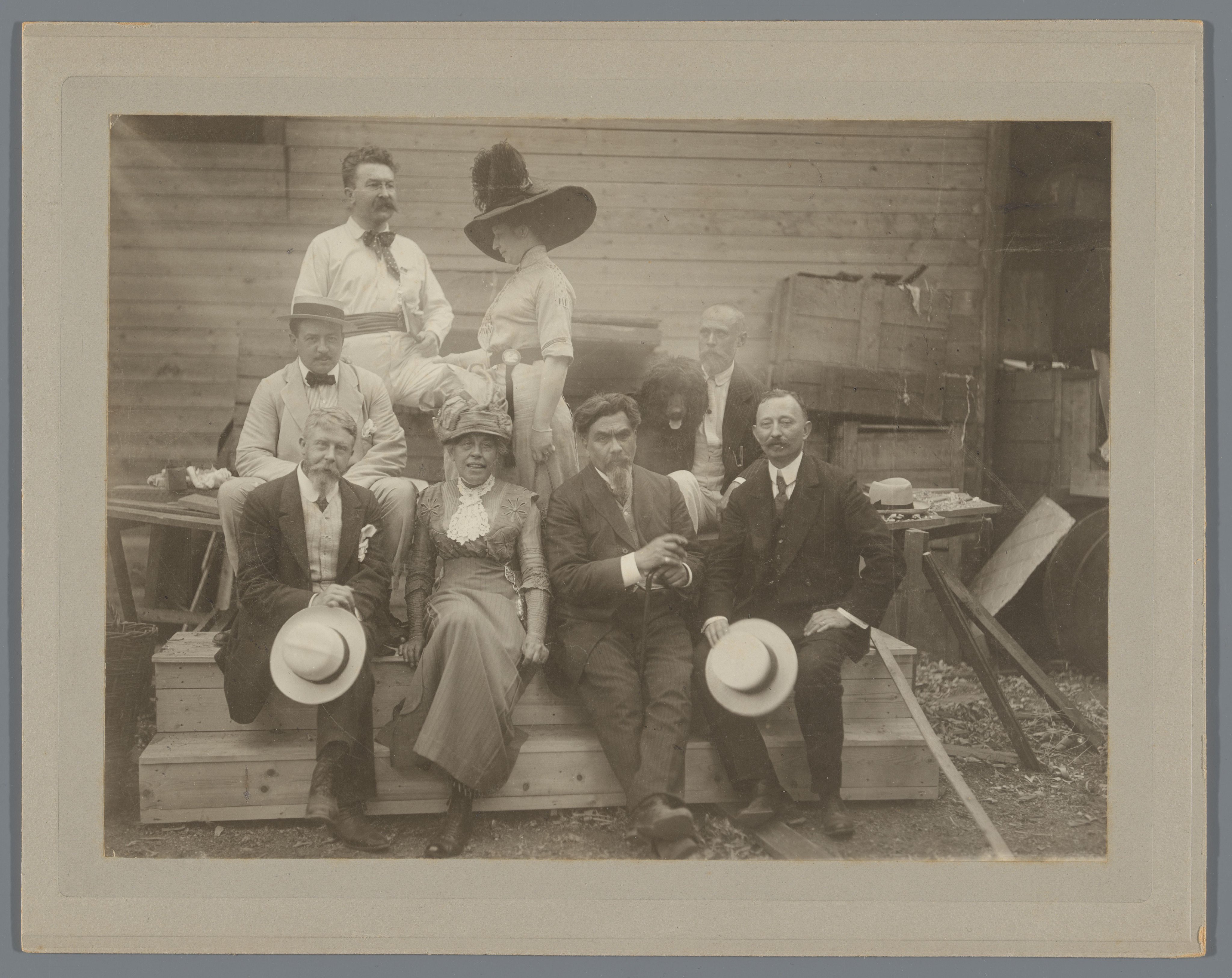 Groepsportret van Toon Nolet, Marie Breitner-Jordan, Willy Sluiter, Derk Wiggers, George Hendrik Breitner, Paula van Ysselstein, Jan Toorop en Louis van Soest, vermoedelijk in Katwijk