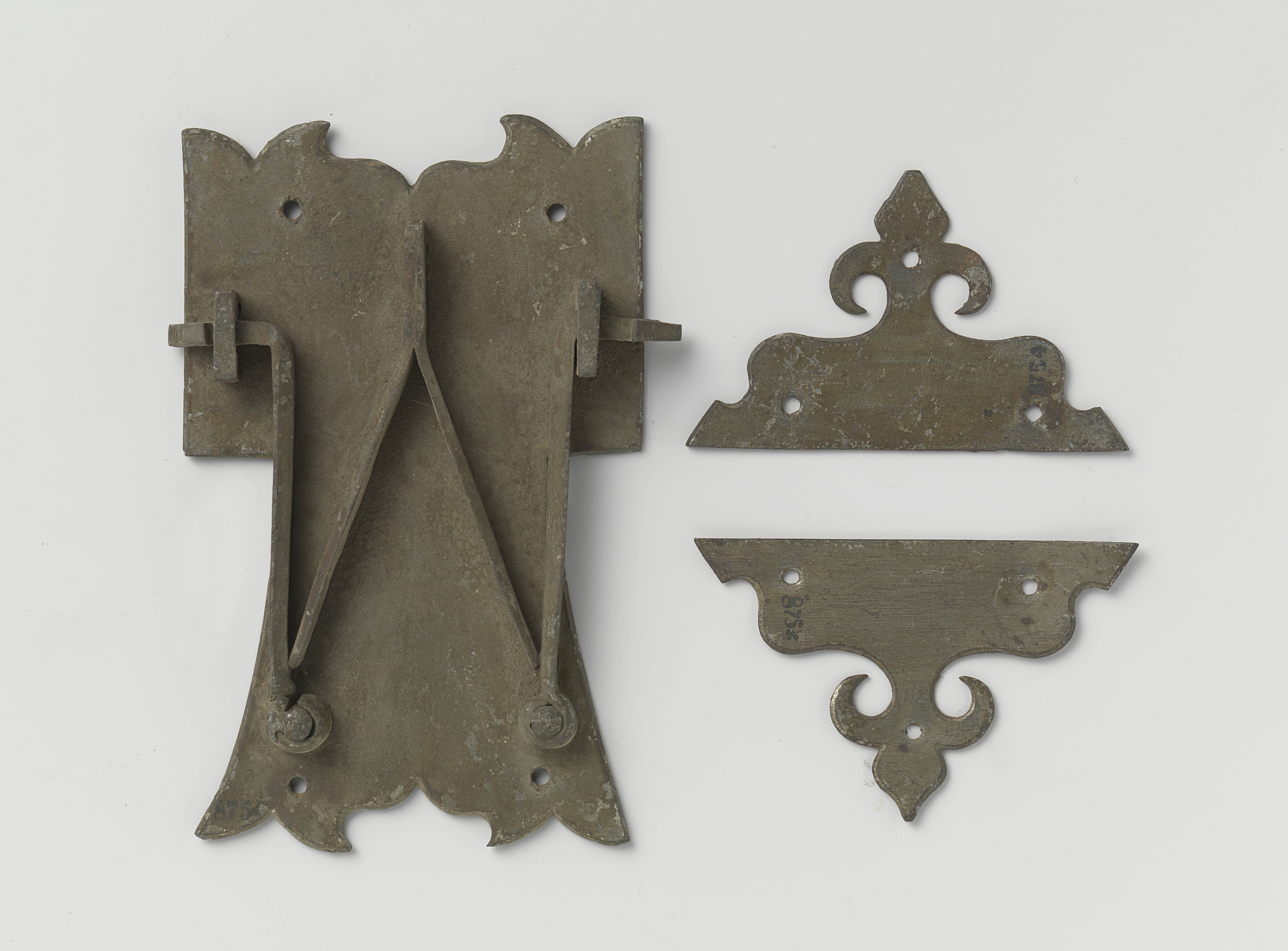 Double latch with two plates