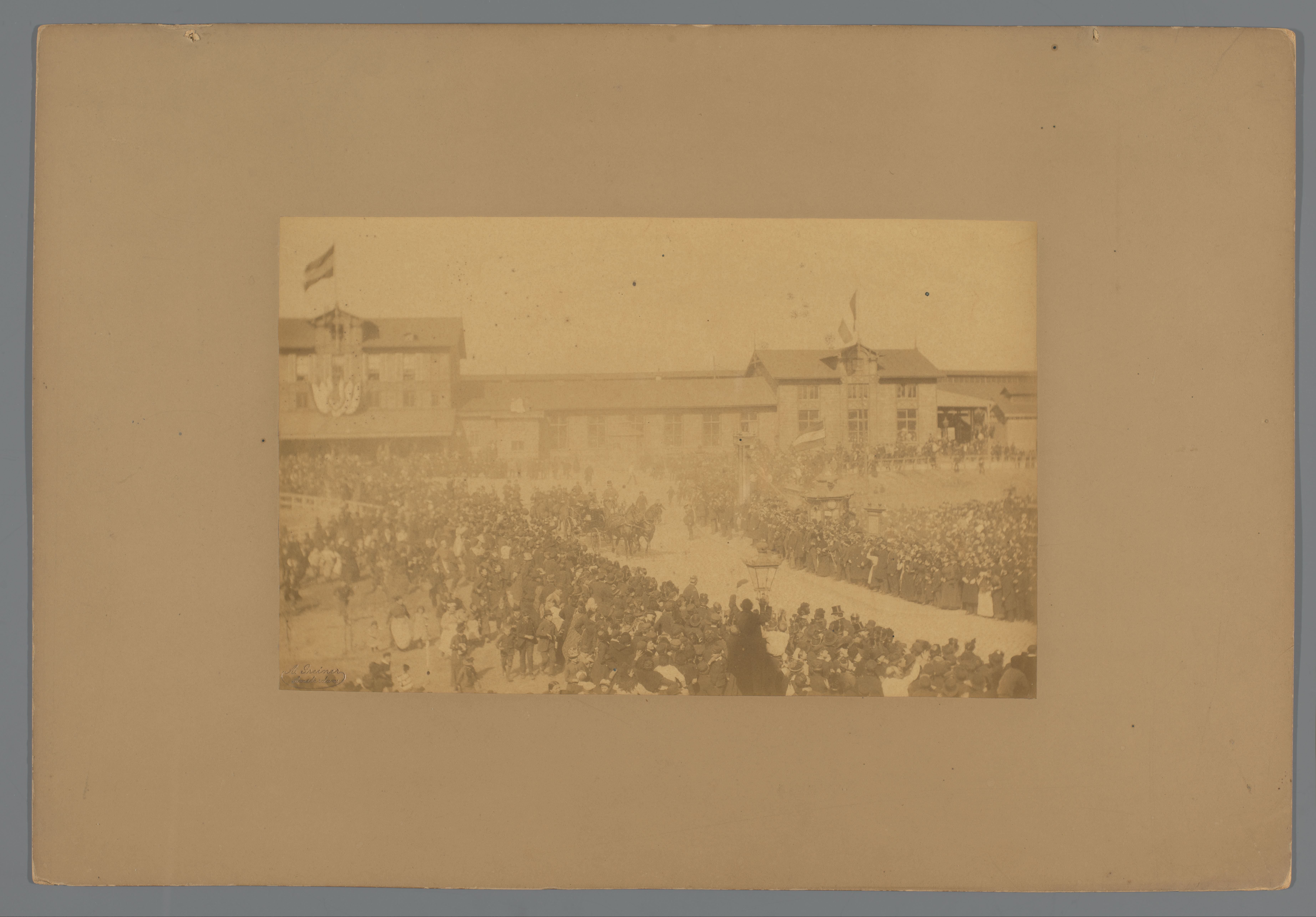 Aprilfeesten 1887: het vertrek van de stoet vanaf het station