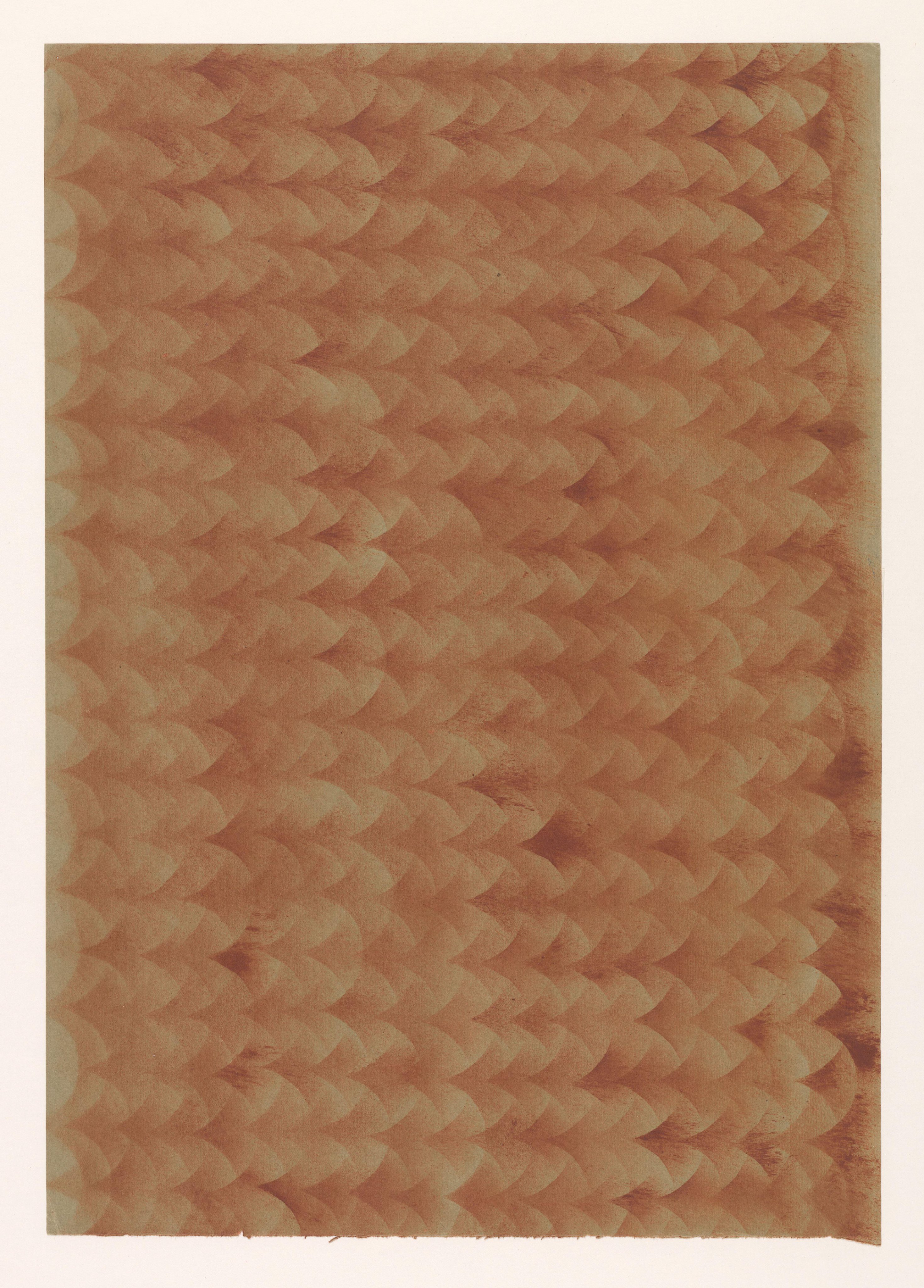 Gesjabloneerd papier met patroon van banen van overlappende cirkels in rood op bruin papier