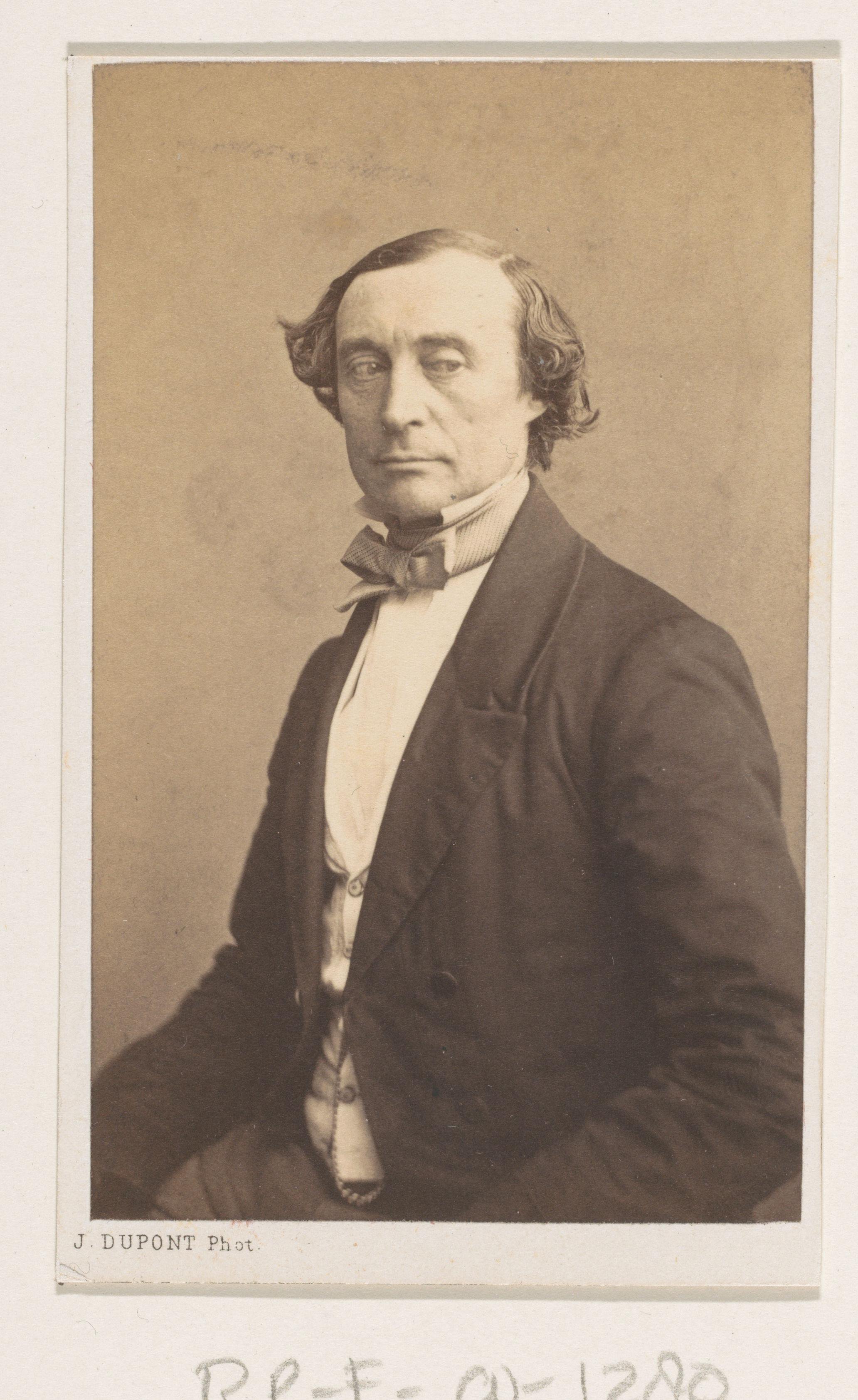 Portret van de beeldhouwer Léonard de Cuyper, halffiguur