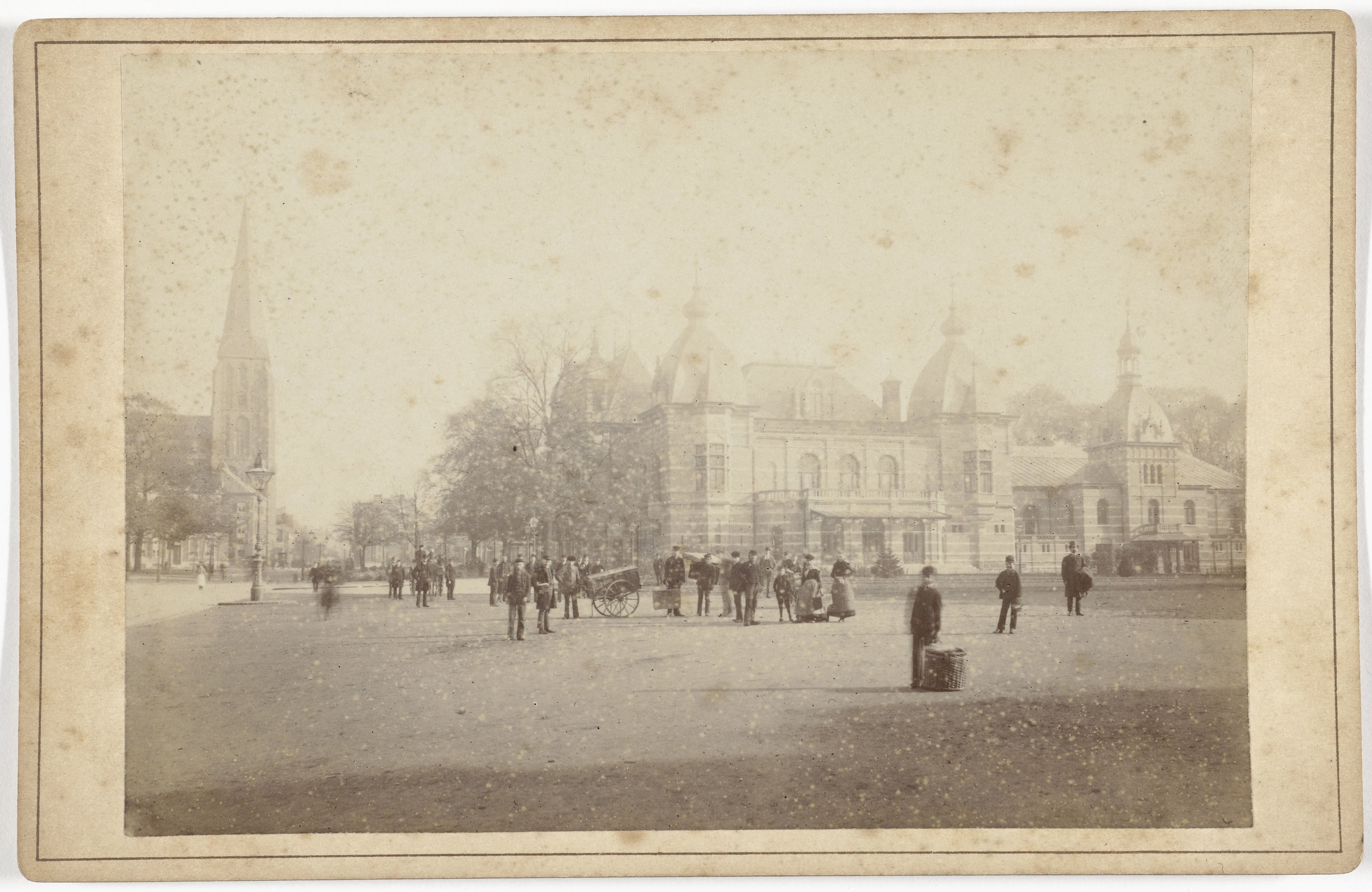 Velperplein met Musis Sacrum, de schouwburg te Arnhem
