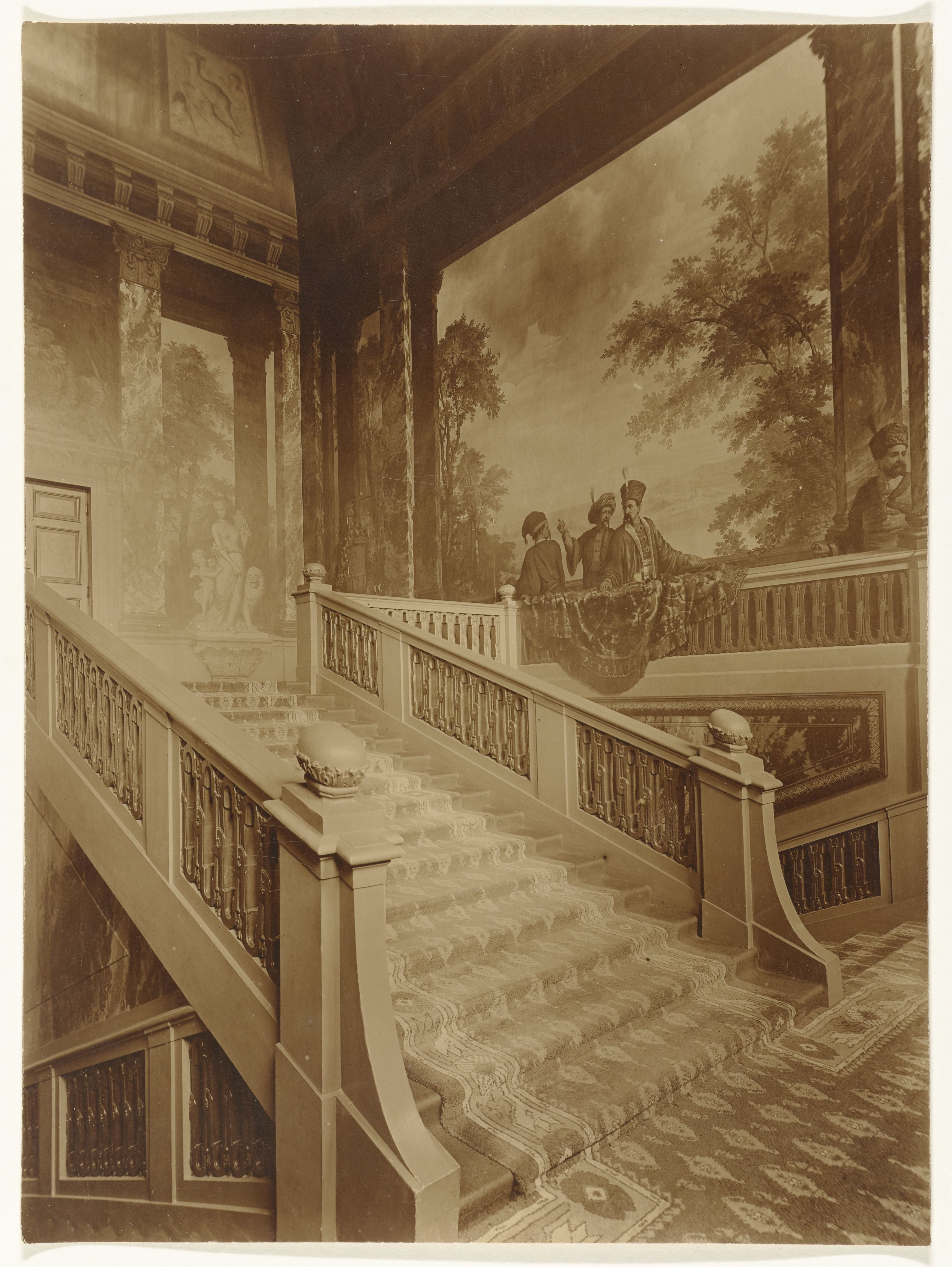 Gezicht in het trappenhuis van Paleis Het Loo in Apeldoorn