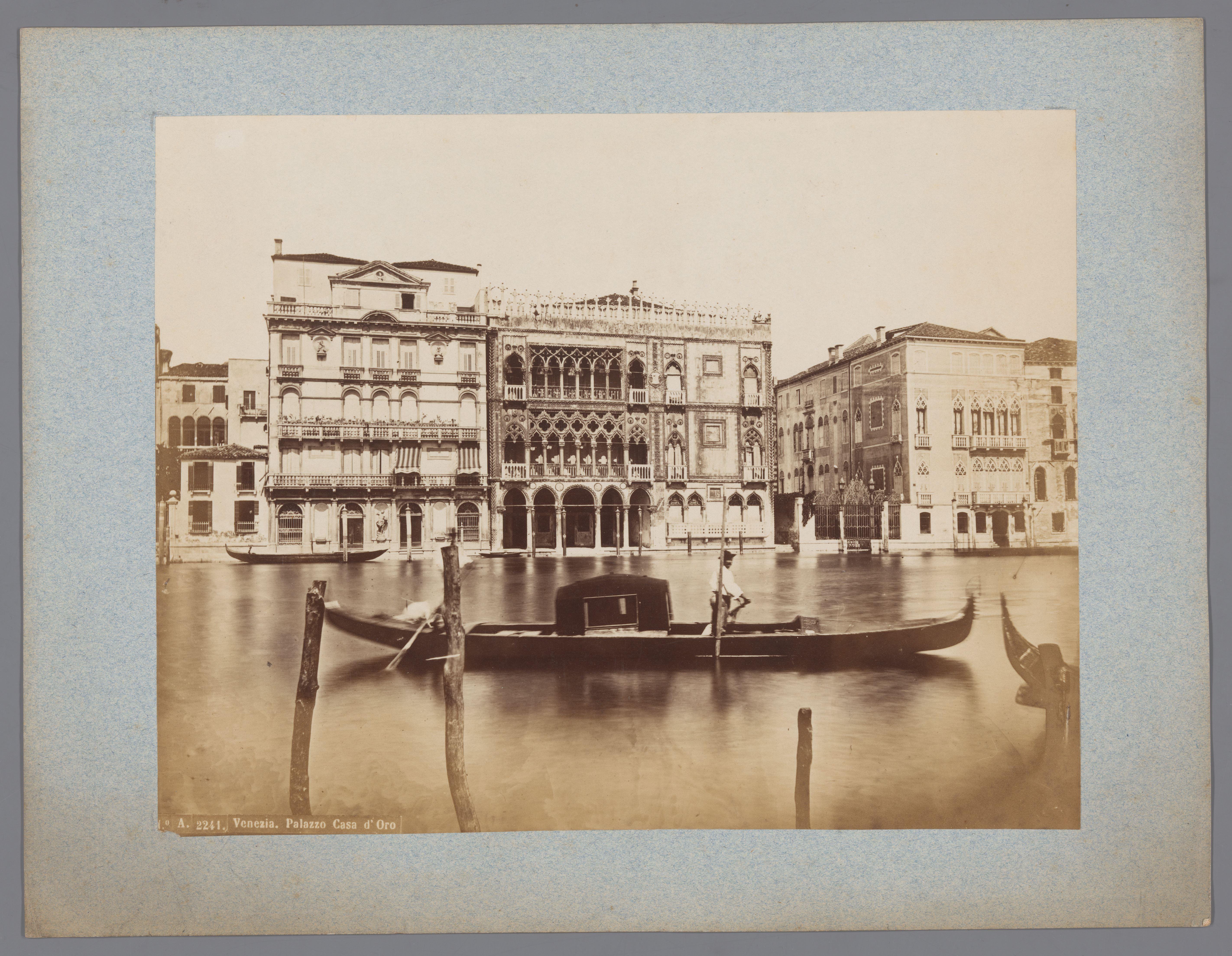 Gezicht op het Cà d'Oro aan het Canal Grande te Venetië