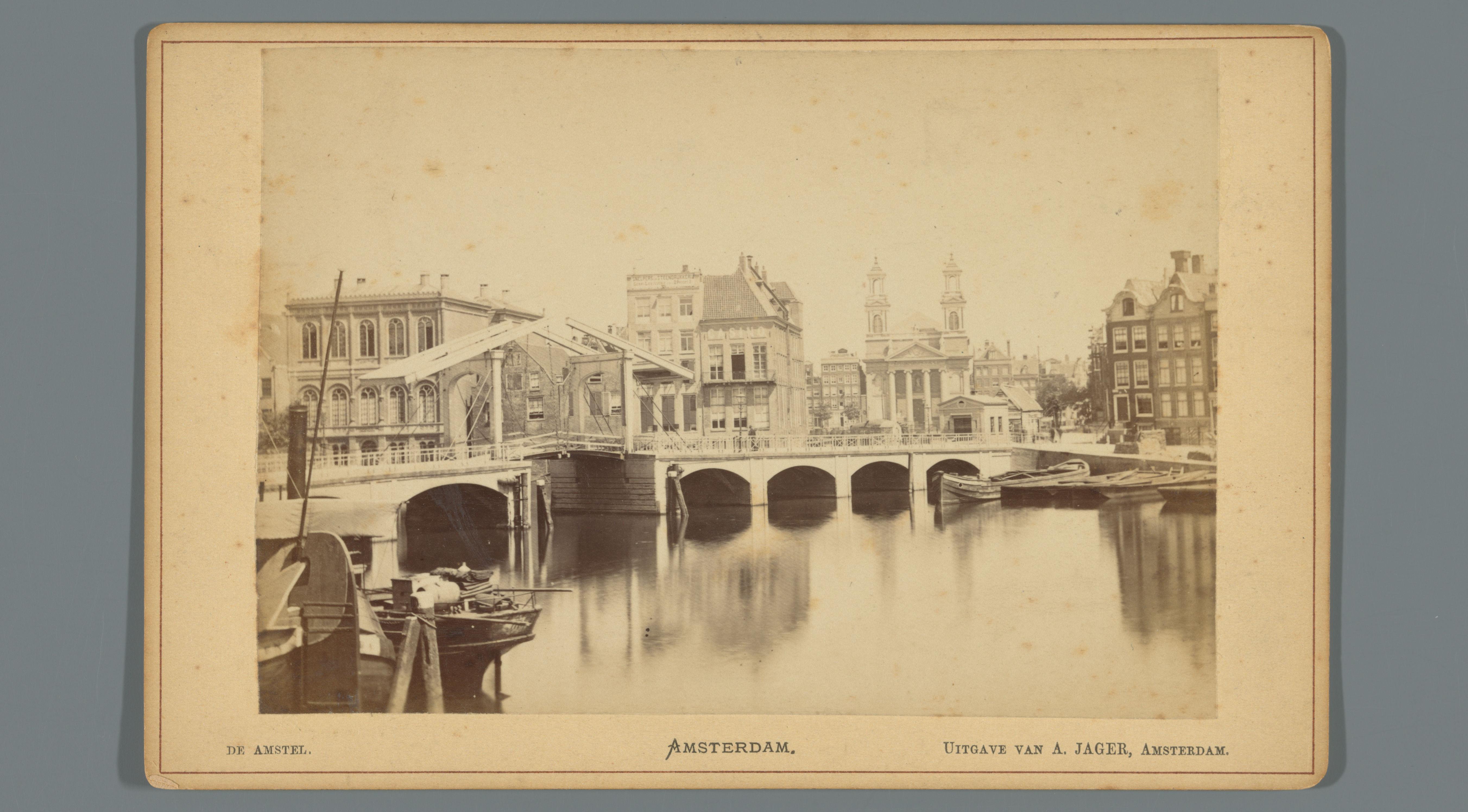 Gezicht op de Blauwbrug in Amsterdam, met op de achtergrond de Mozes en Aäronkerk