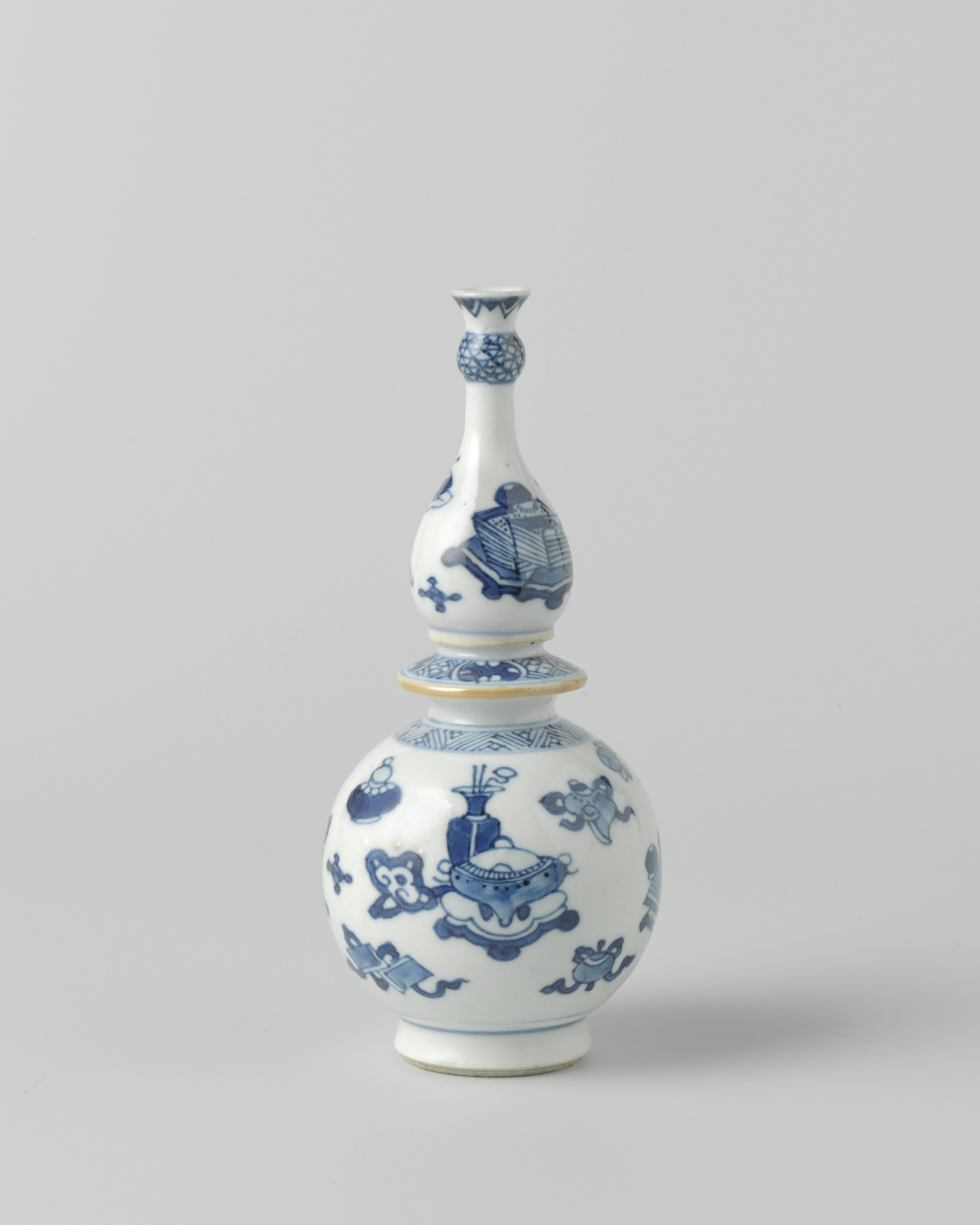 Bottle vase with antiquities, precious objects and auspicious symbols