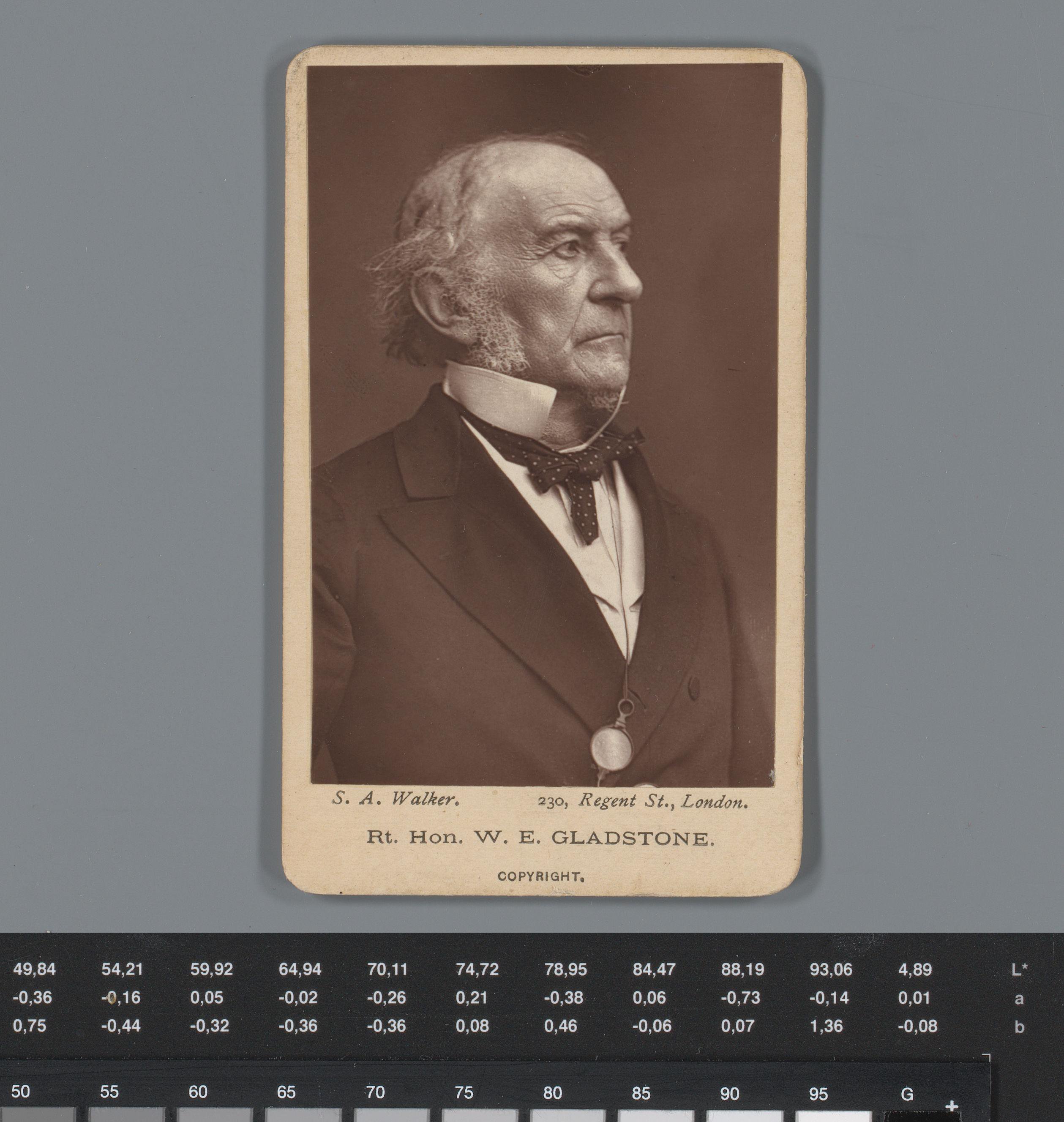 Reclame voor verschillende winkels in Edinburgh met een portret van William Ewart Gladstone