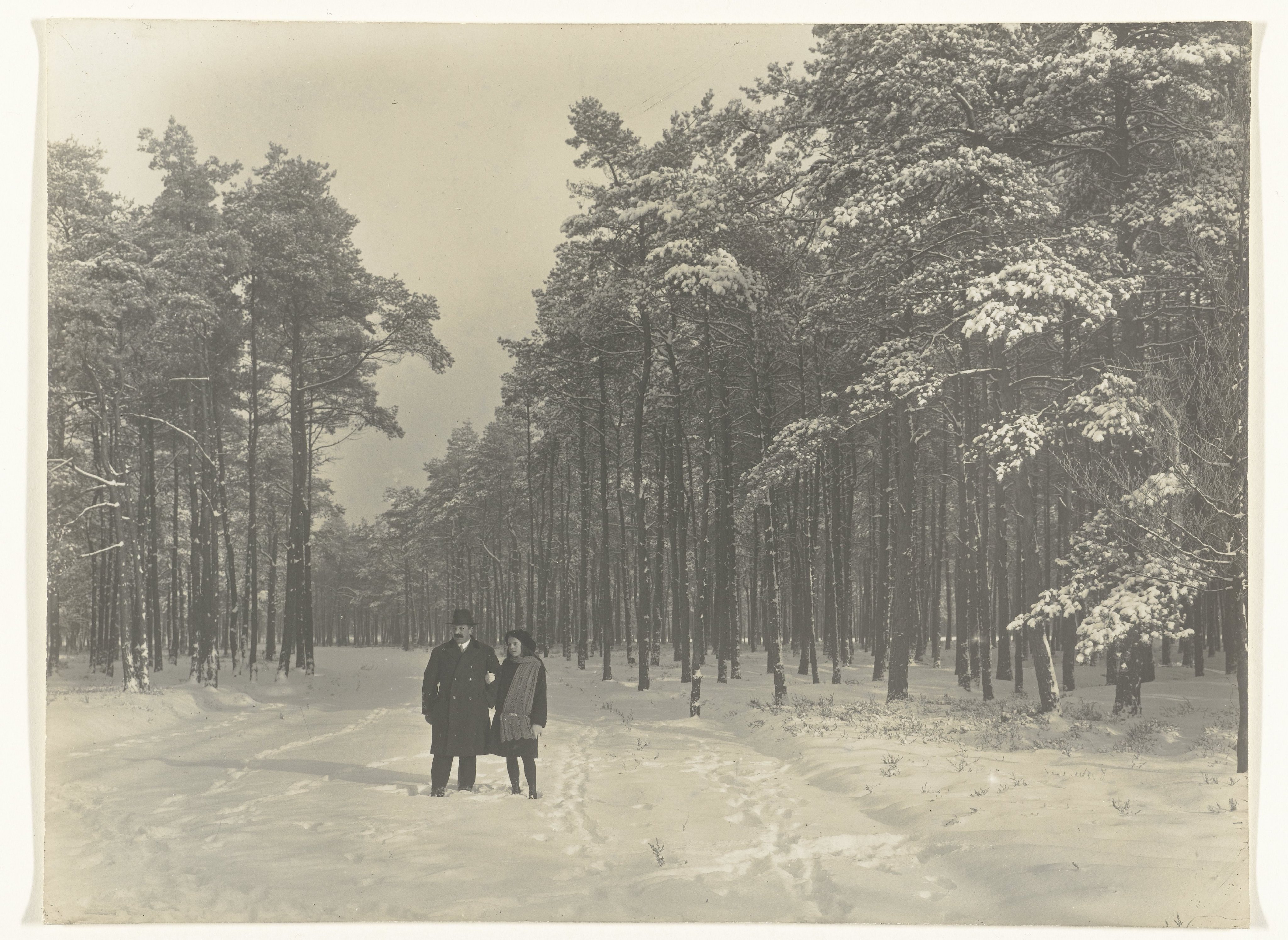 Man en meisje in de sneeuw op de Boslaan in het park Berg en Bosch in Apeldoorn