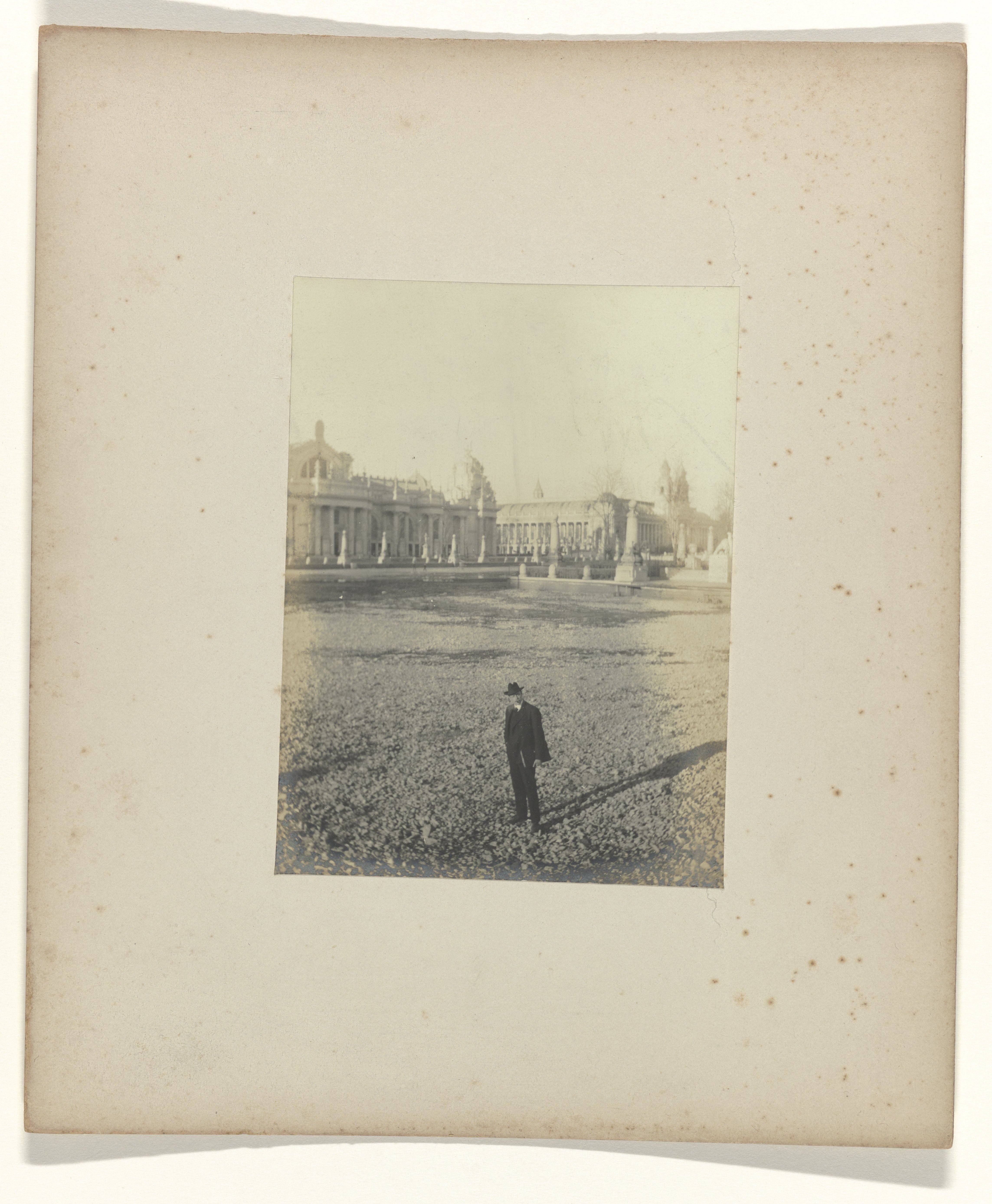 Jan Catharinus Schüller op het terrein van de wereldtentoonstelling in St. Louis (Louisiana Purchase Exposition), 1904, met op de achtergrond Electricity Palace (links) en Palace of Manufactures (rechts)
