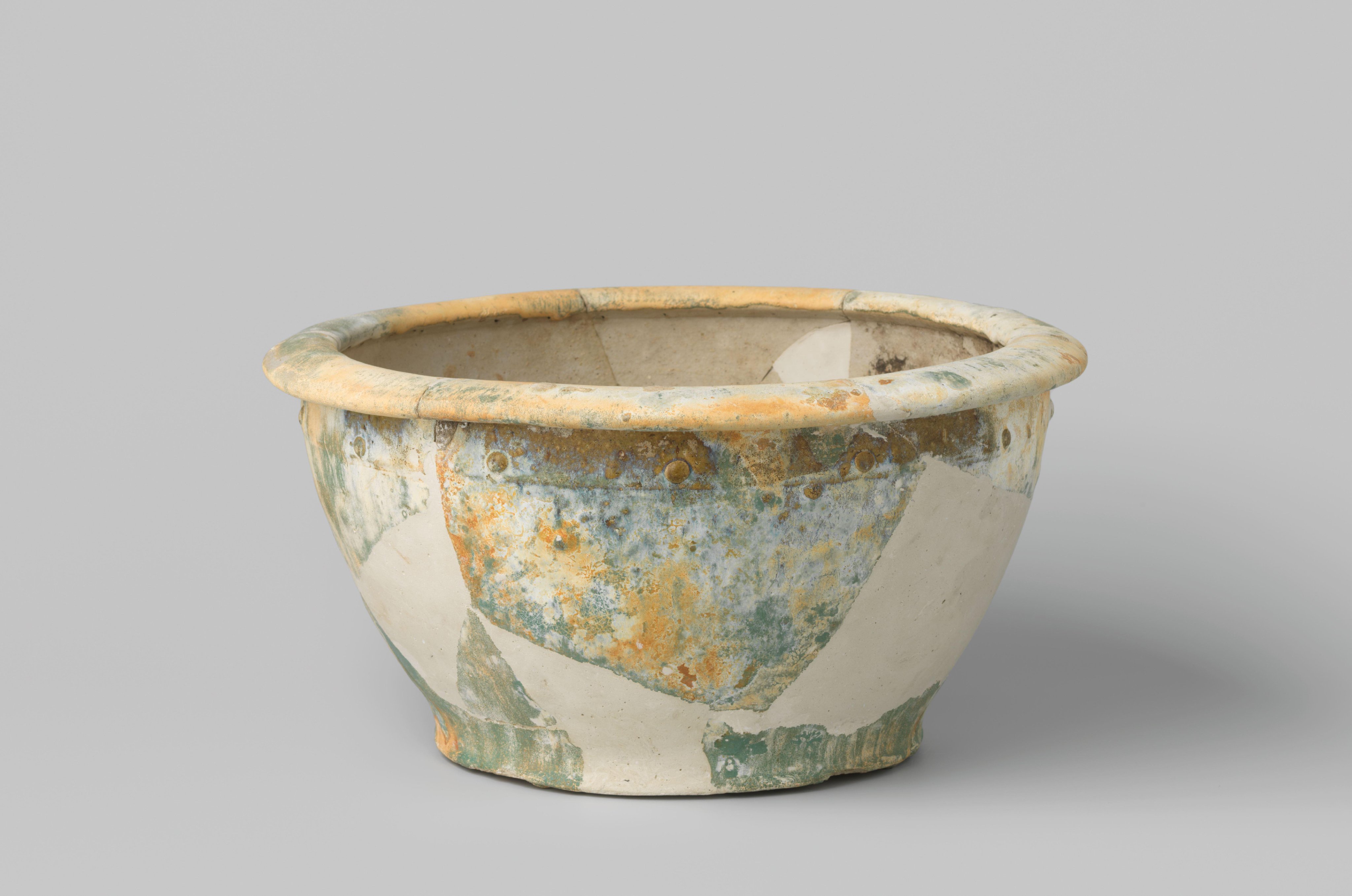 Flowerpot of Chinese stoneware from the wreck of the Dutch East Indiaman Witte Leeuw