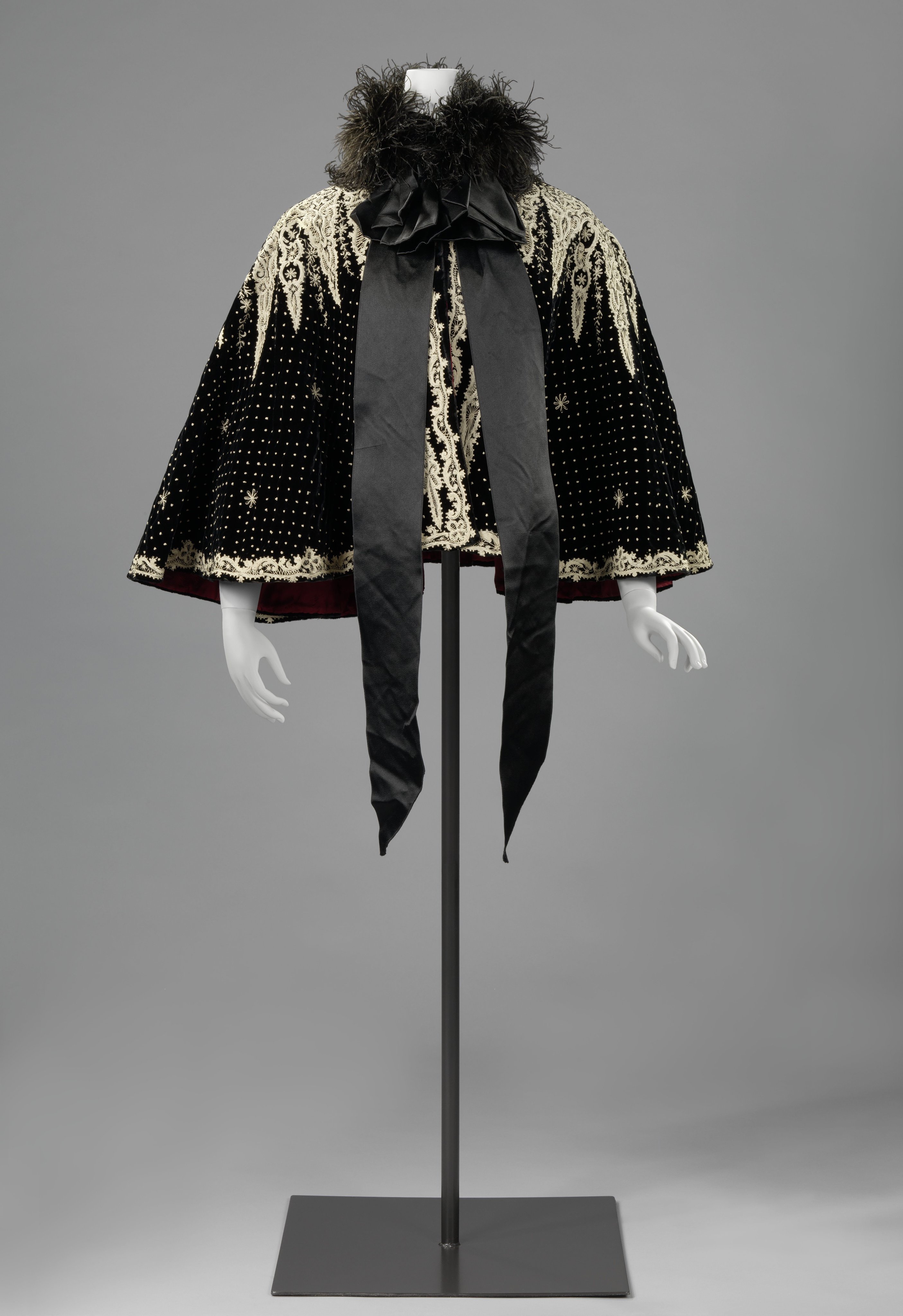 Cape met kleine noppen en rozetten