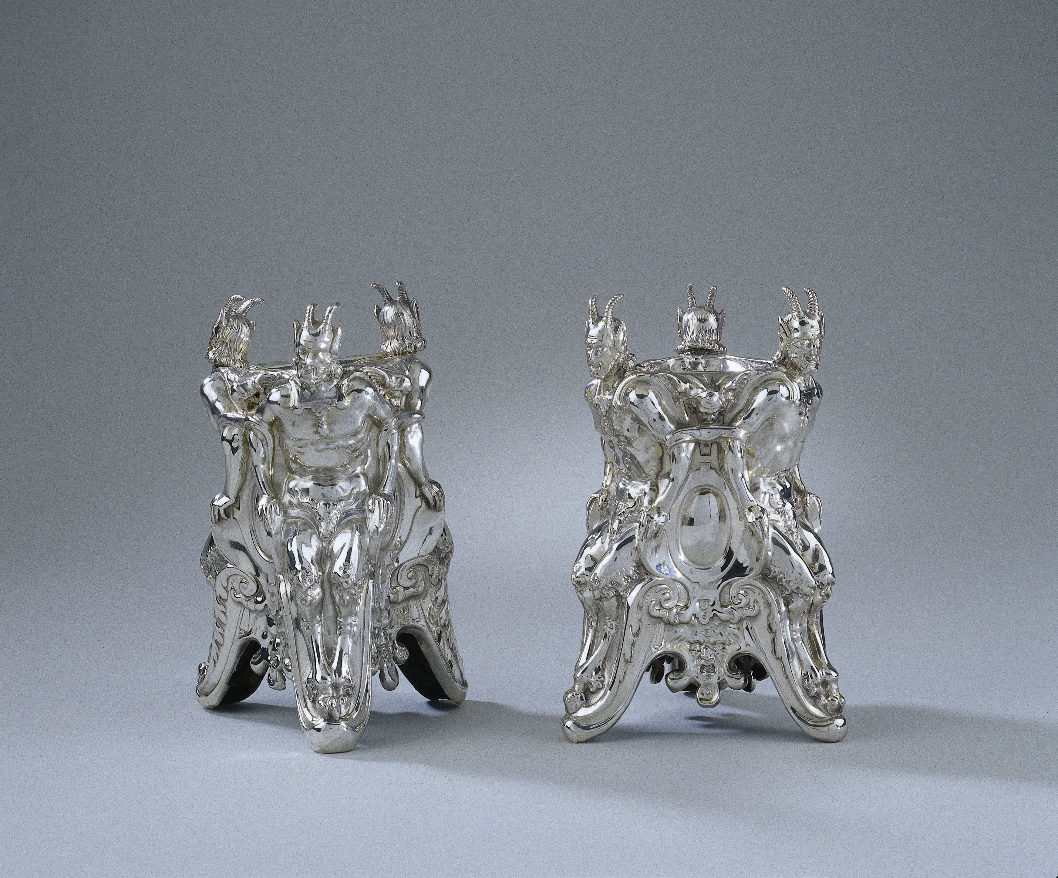 Twee zoutvaten met saterfiguren