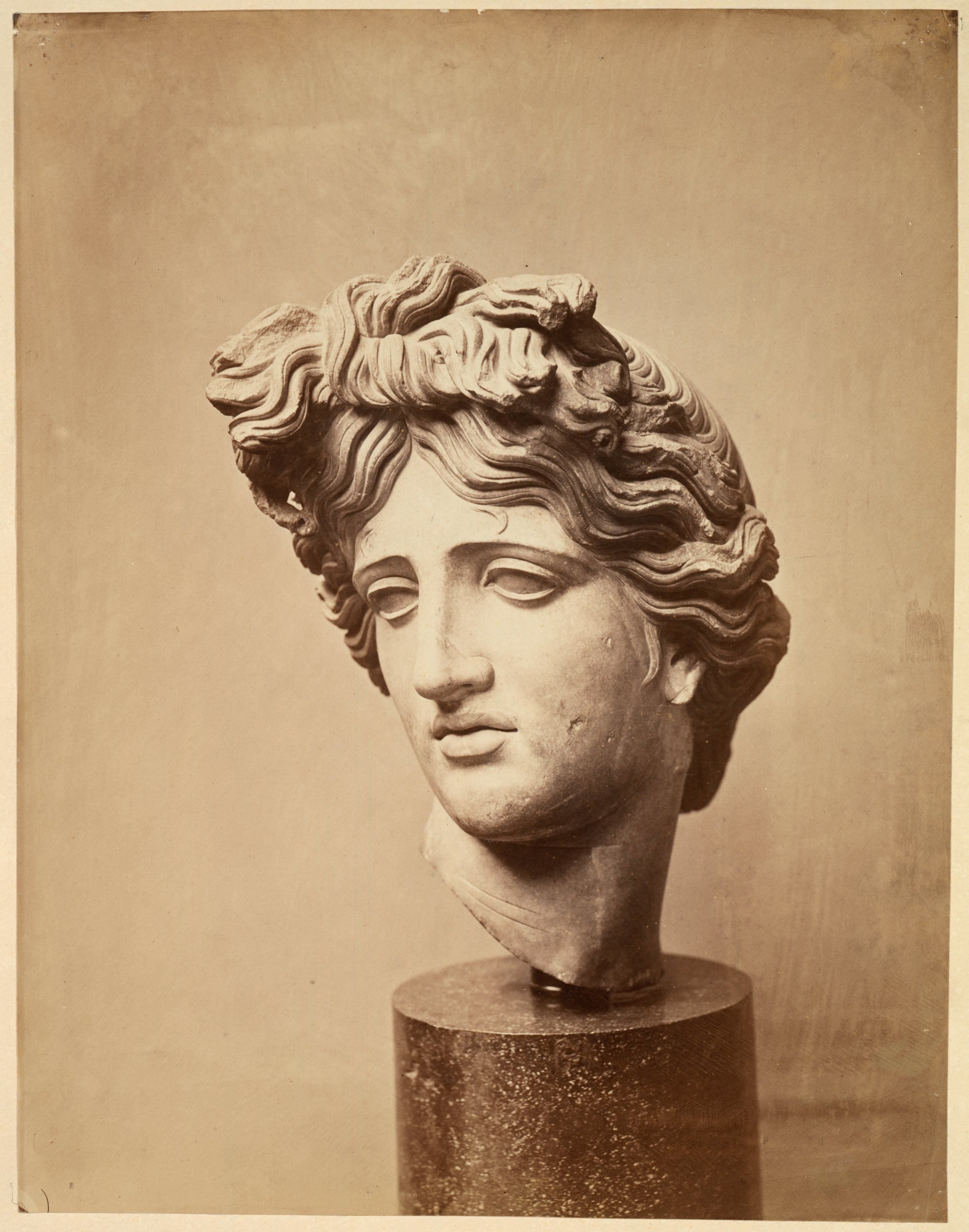 Sculptuur van de kop van Apollo