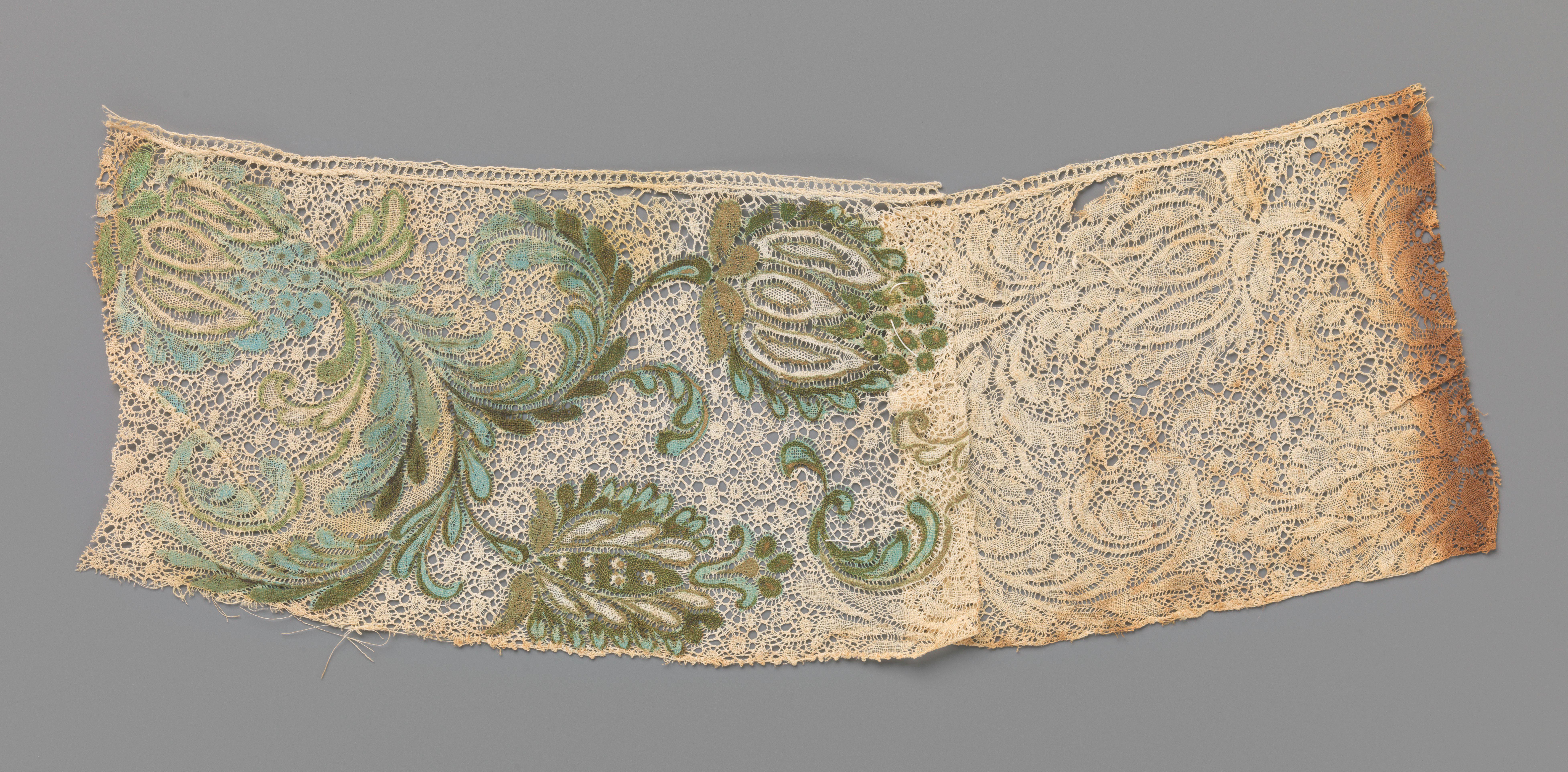 Strook kloskant met lichtblauw en groen beschilderde bloemen en bladeren met enkele goudkleurige accenten