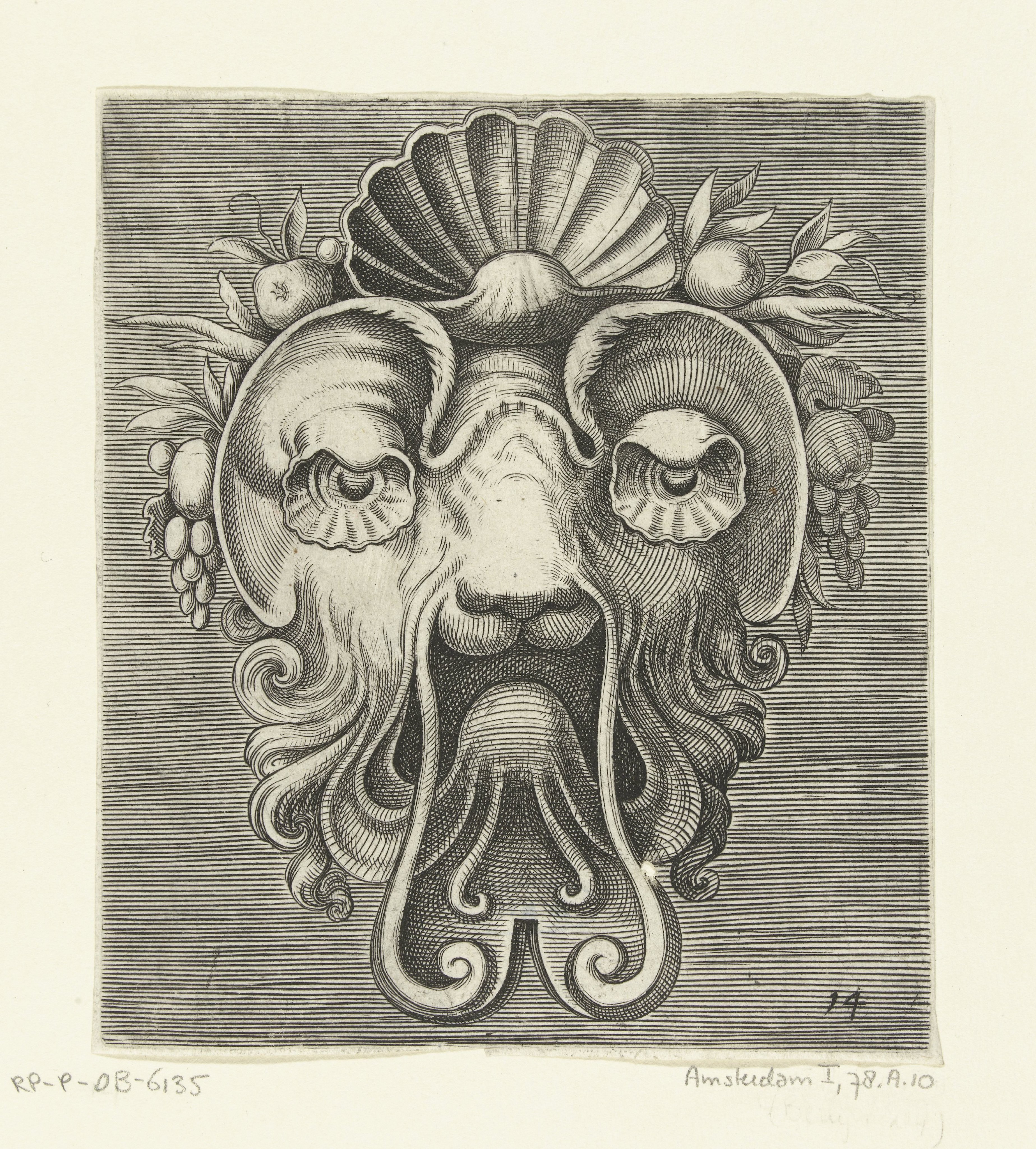 Masker met schelpvormige ogen en een schelp tussen vruchtentrossen op het voorhoofd