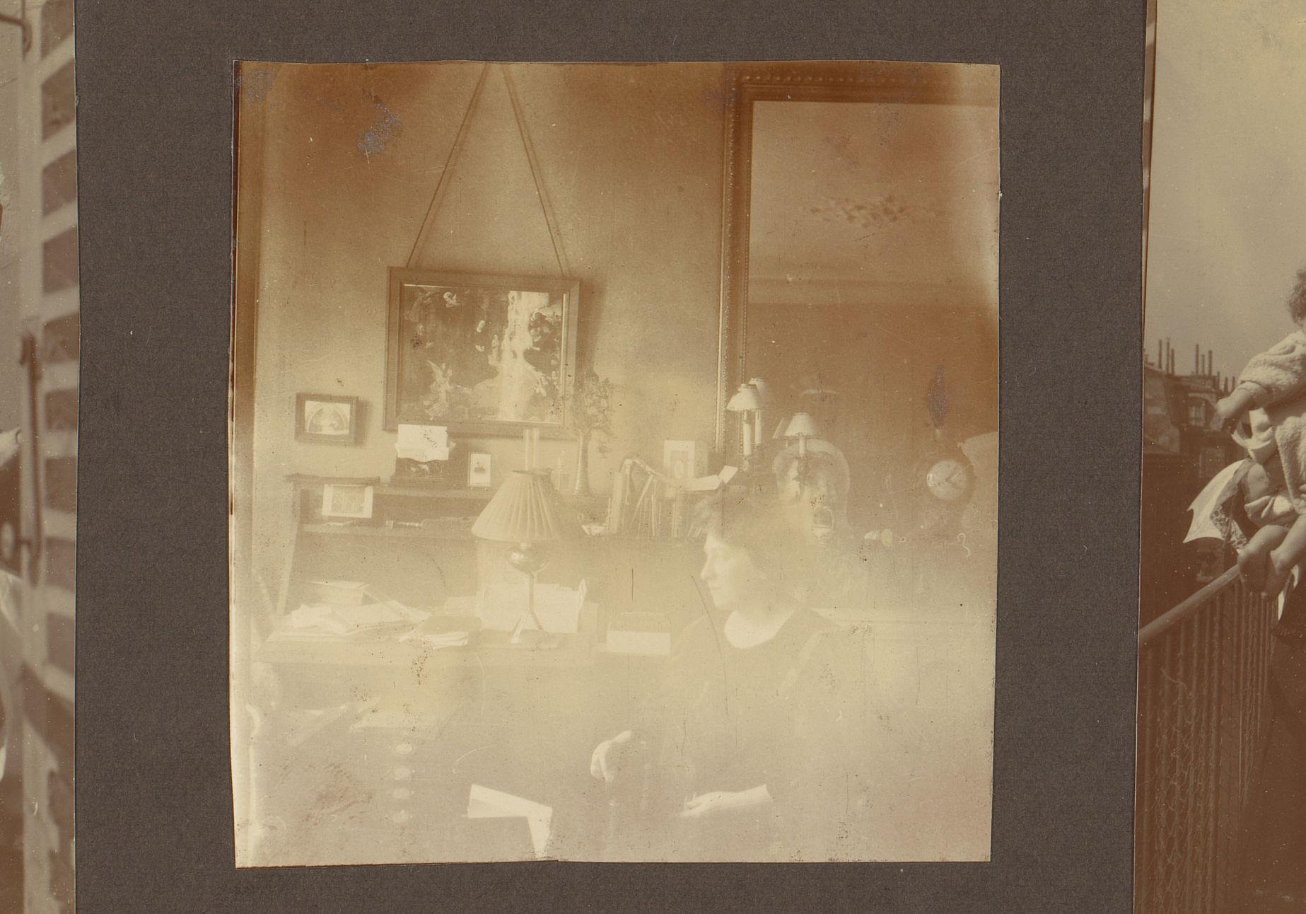 Elsa Diepenbrock zit in een huiskamer