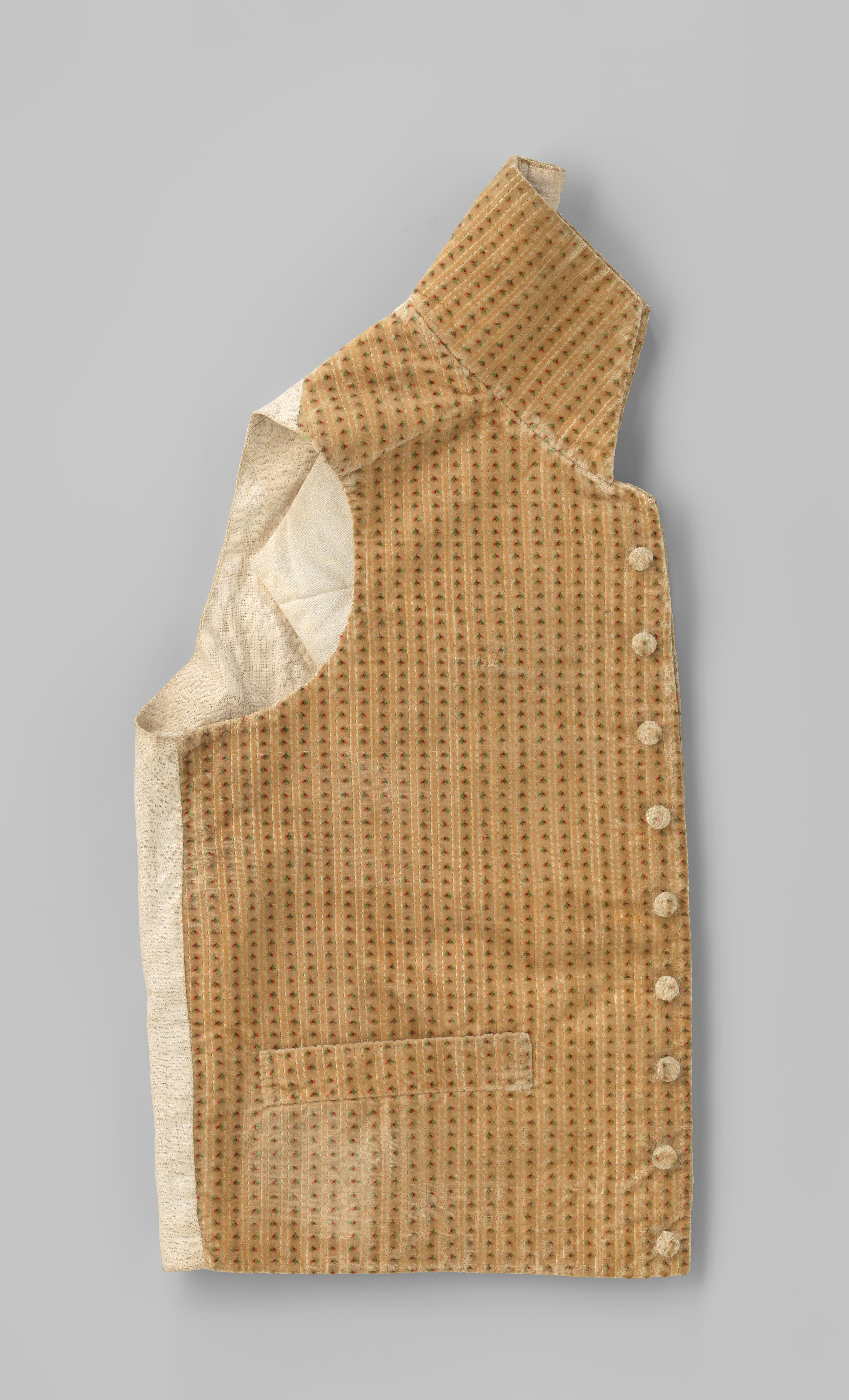Kort mouwloos vest met hoge staande kraag, negen stofknopen en twee steekzakken, van gestreept geel zijden fluweel met roodgroen floraal strooimotief; linnen rug en voering.