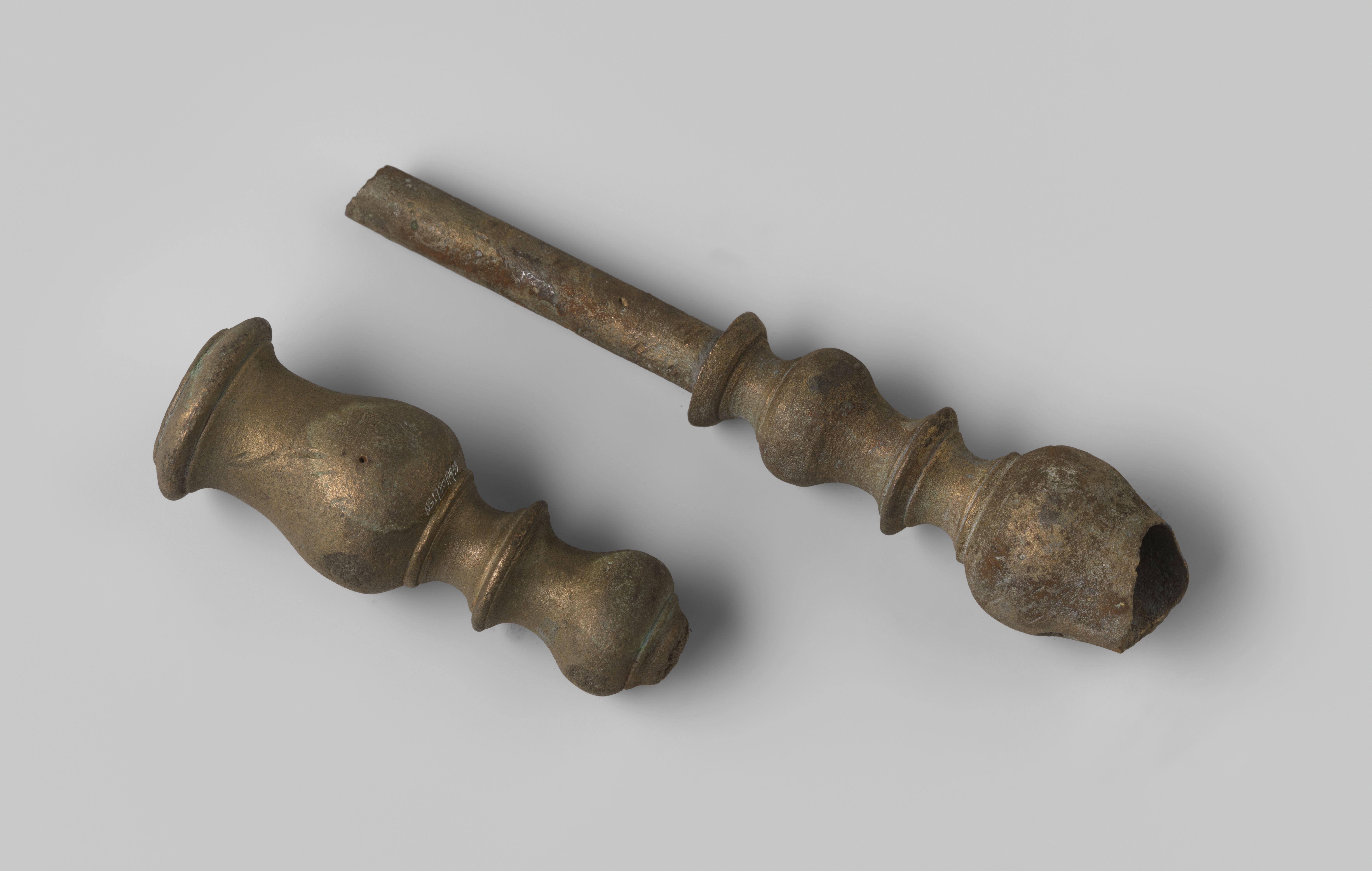 Fragment steel van een of twee kandelaars uit het wrak van de Oost-Indiëvaarder Hollandia
