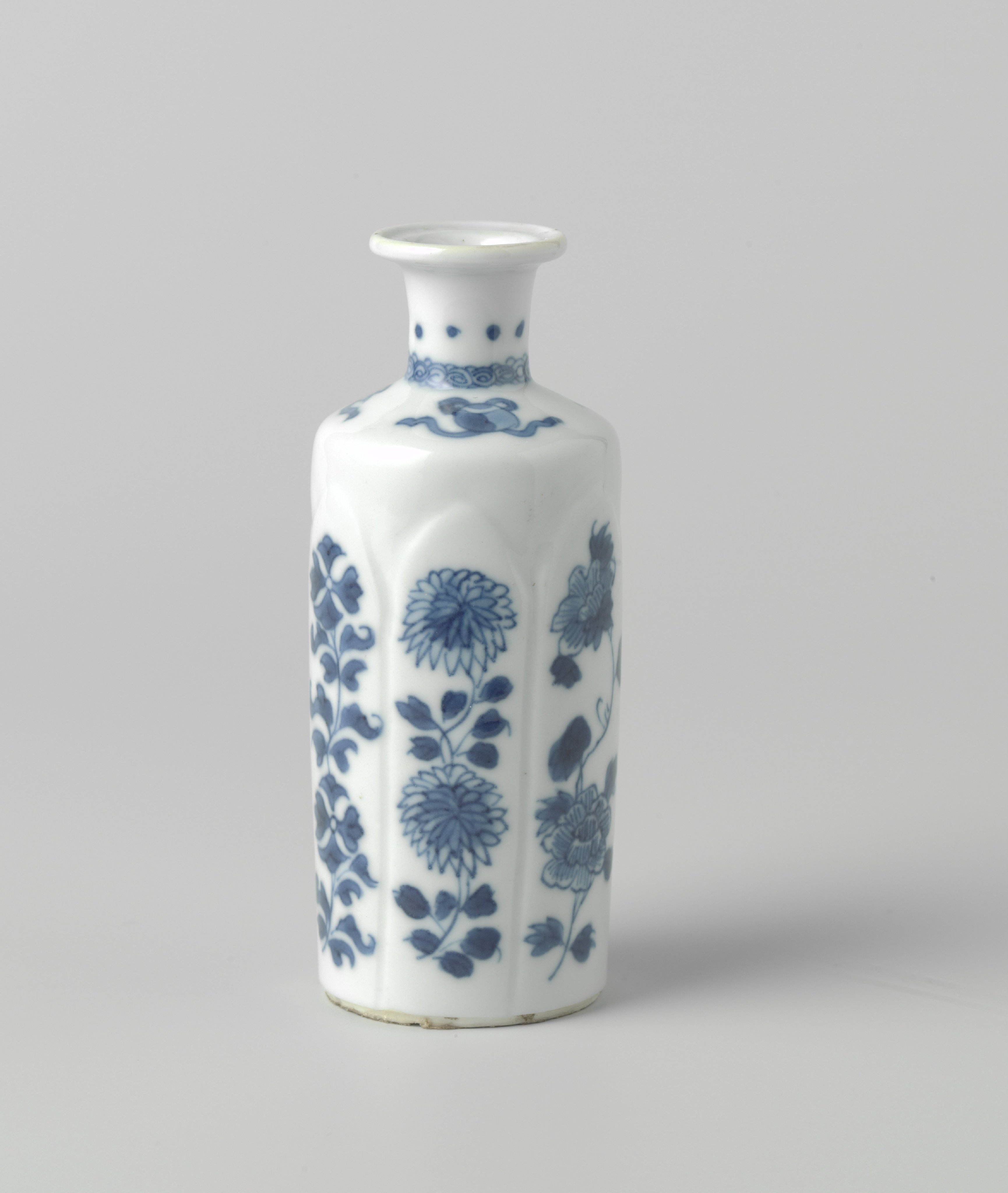 Cilindrical vase with flower sprays and precious objects