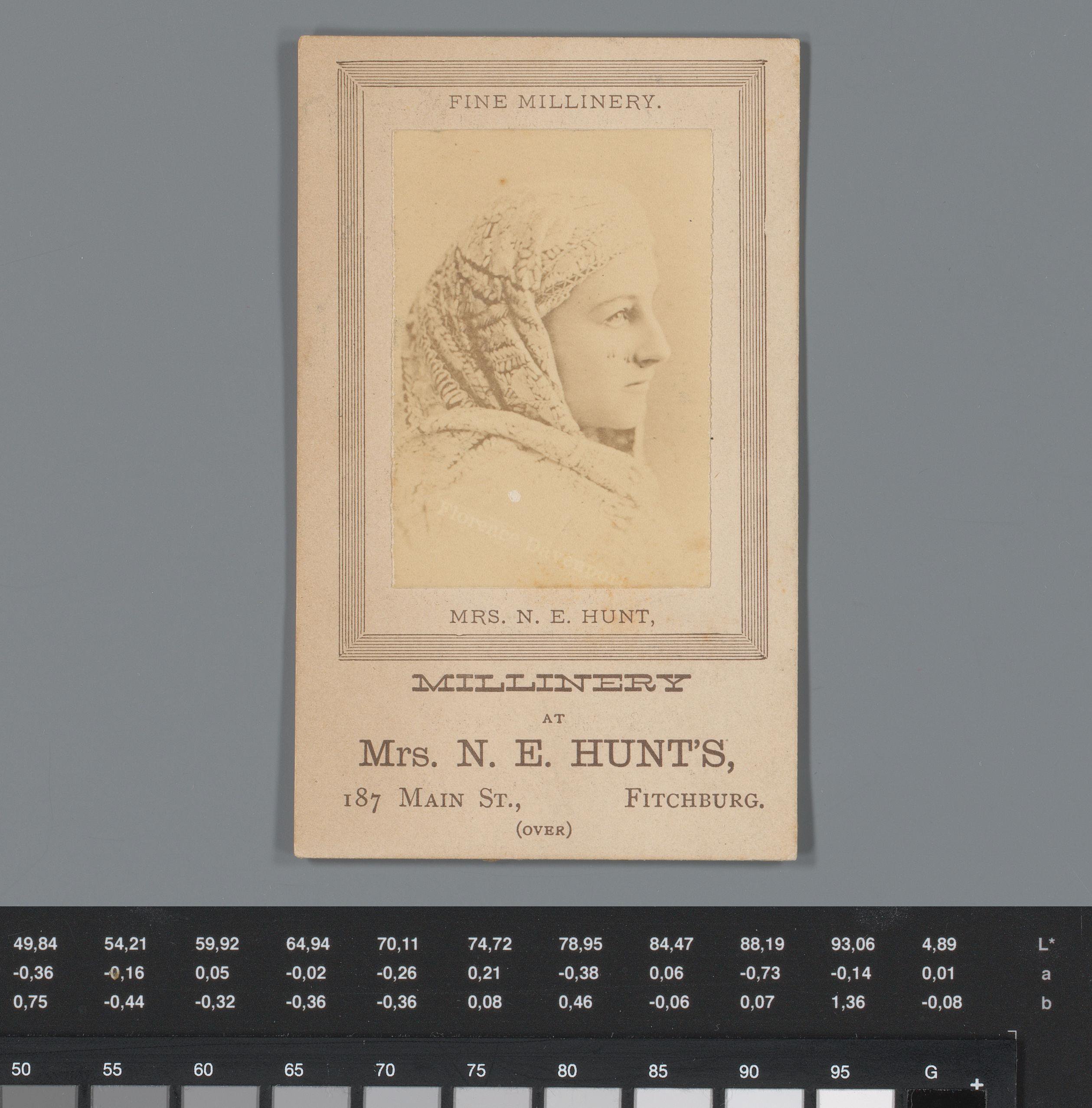 Reclame voor hoedenmakerij van N.E. Hunt's te Fitchburg, met diens portret