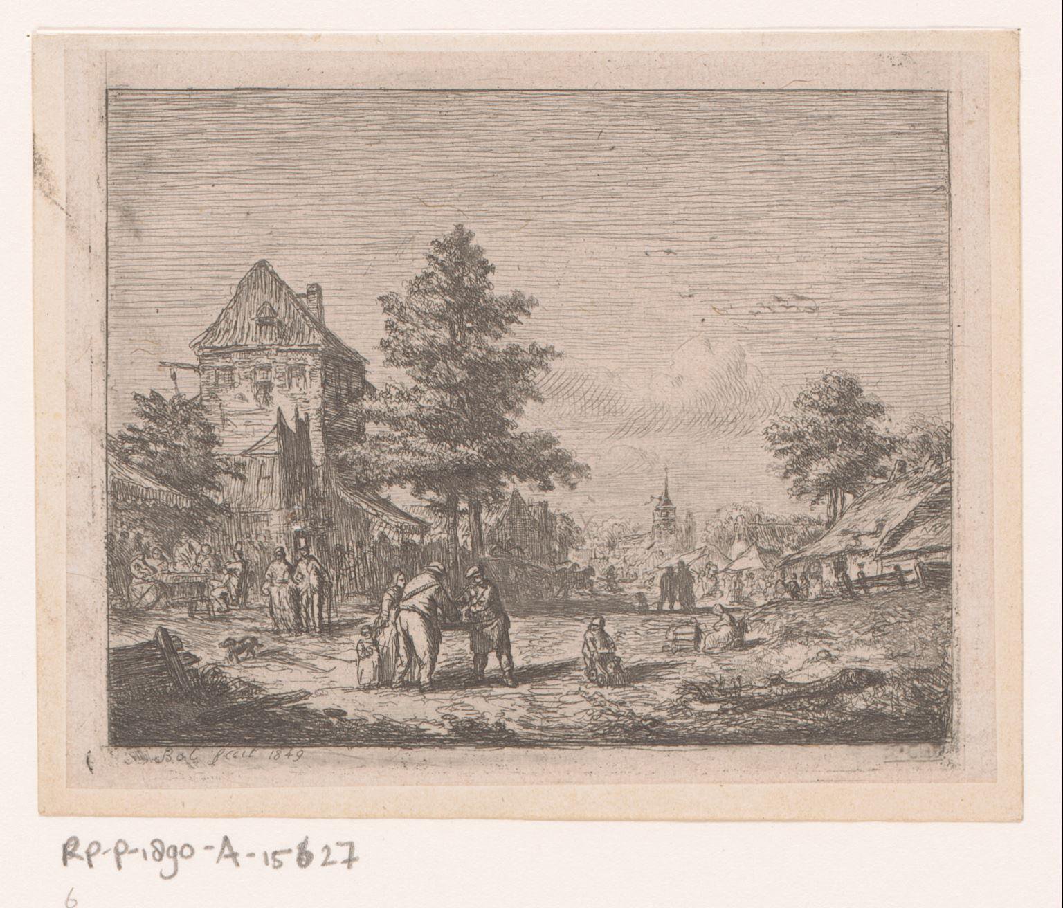Dorpsgezicht met veel mensen op straat en een kerk op de achtergrond