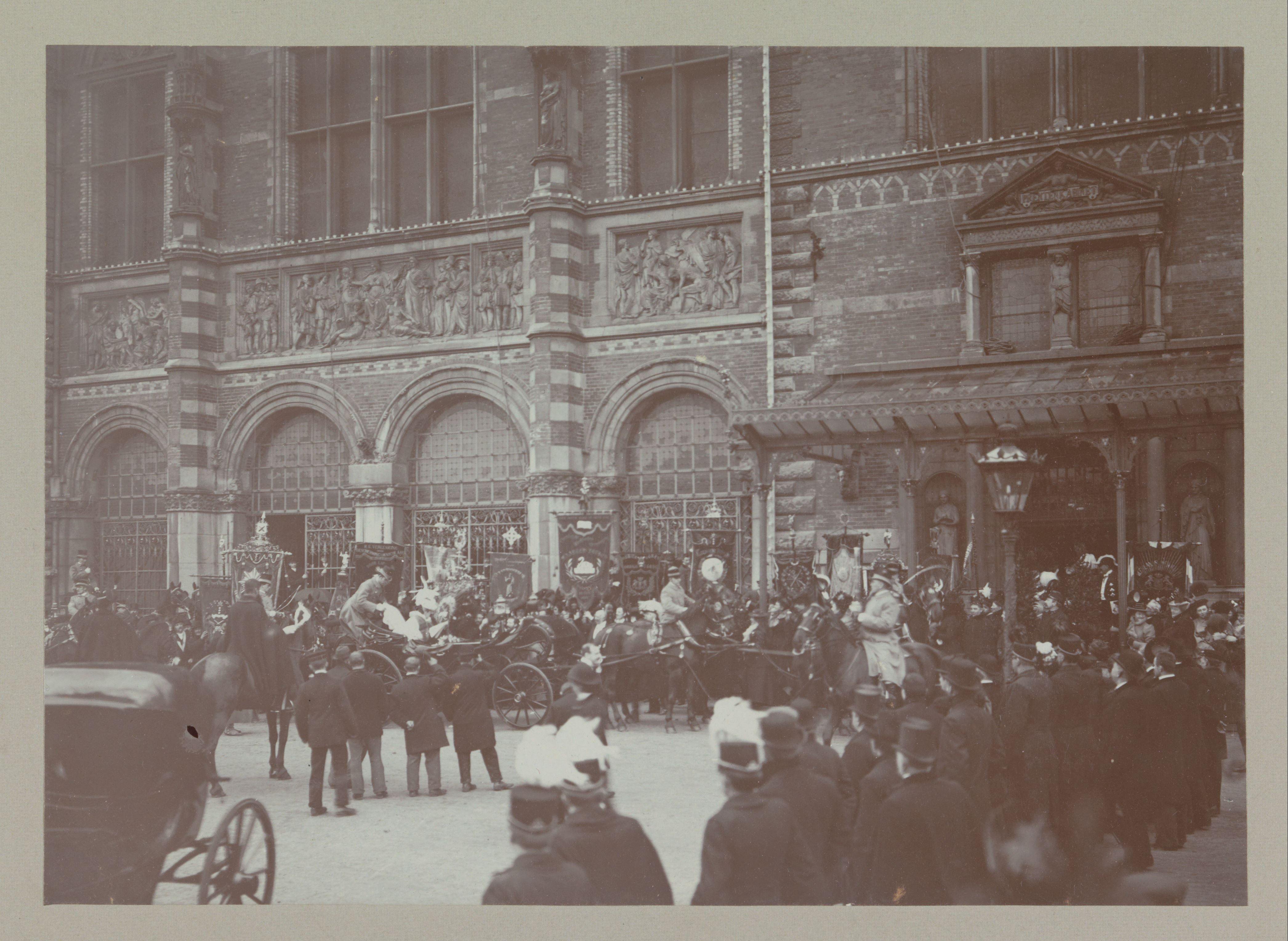 Inhuldiging van koningin Wilhelmina voor het Rijksmuseum