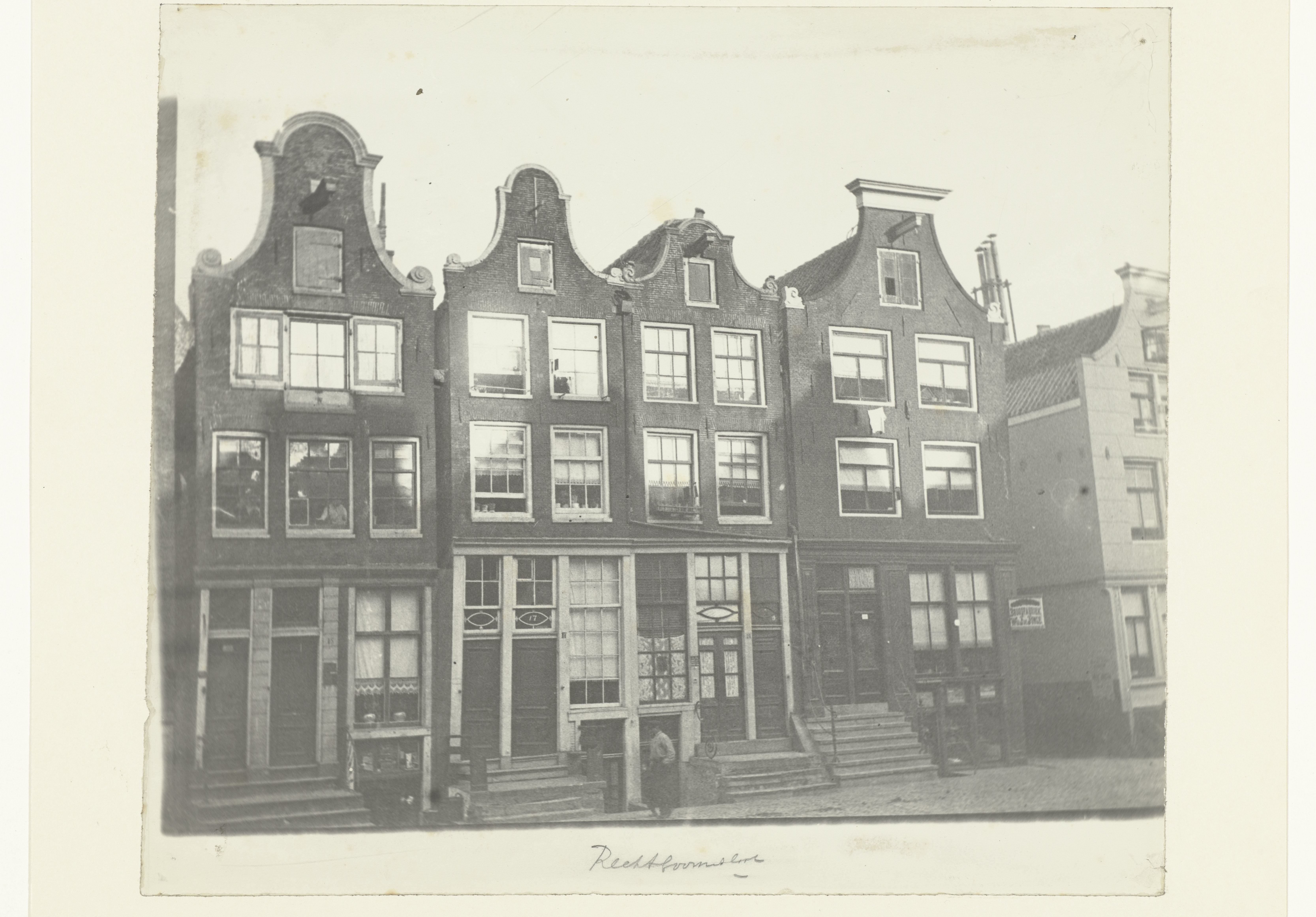 Gezicht op huizen aan de Rechtboomsloot in Amsterdam