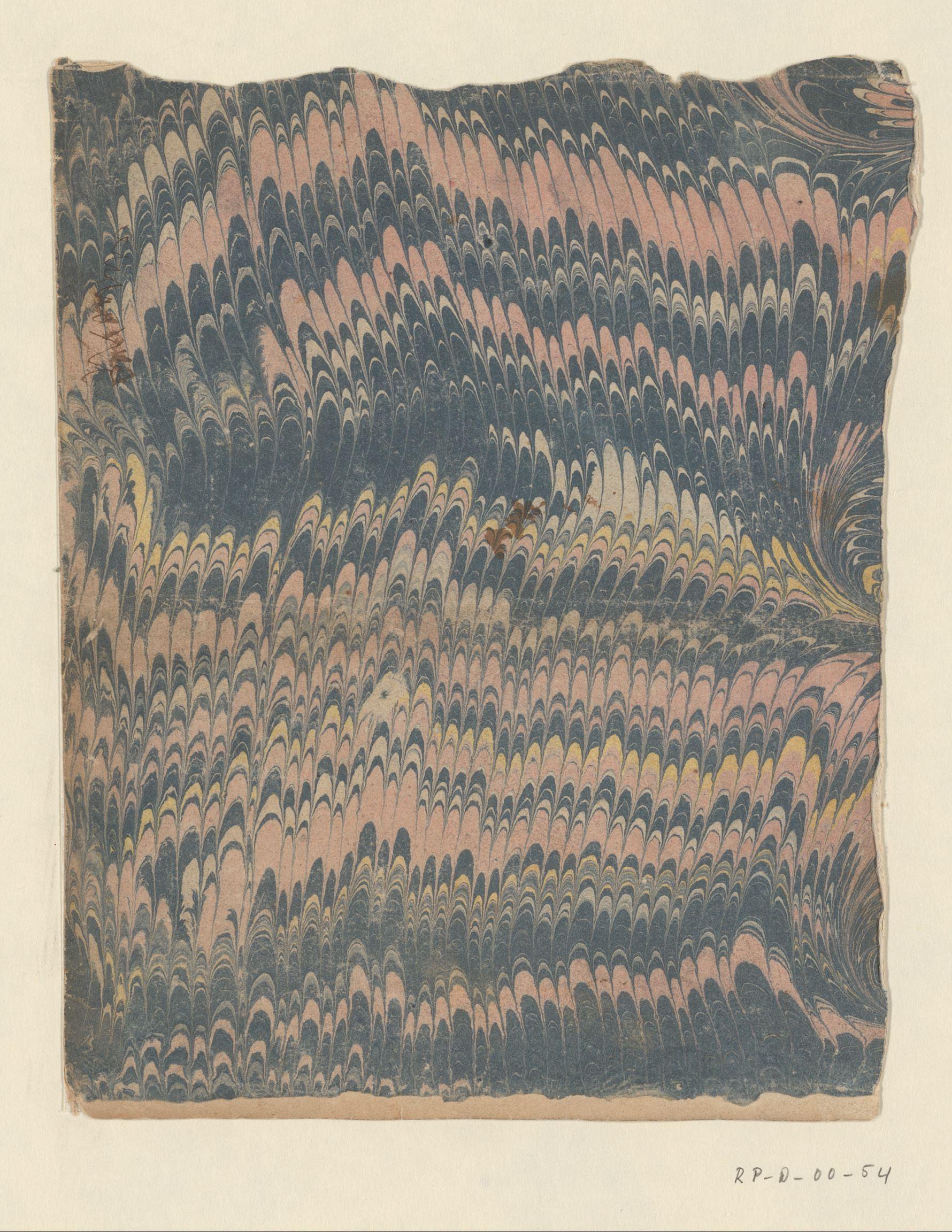 Kammarmer in roze, blauw en geel met opschrift