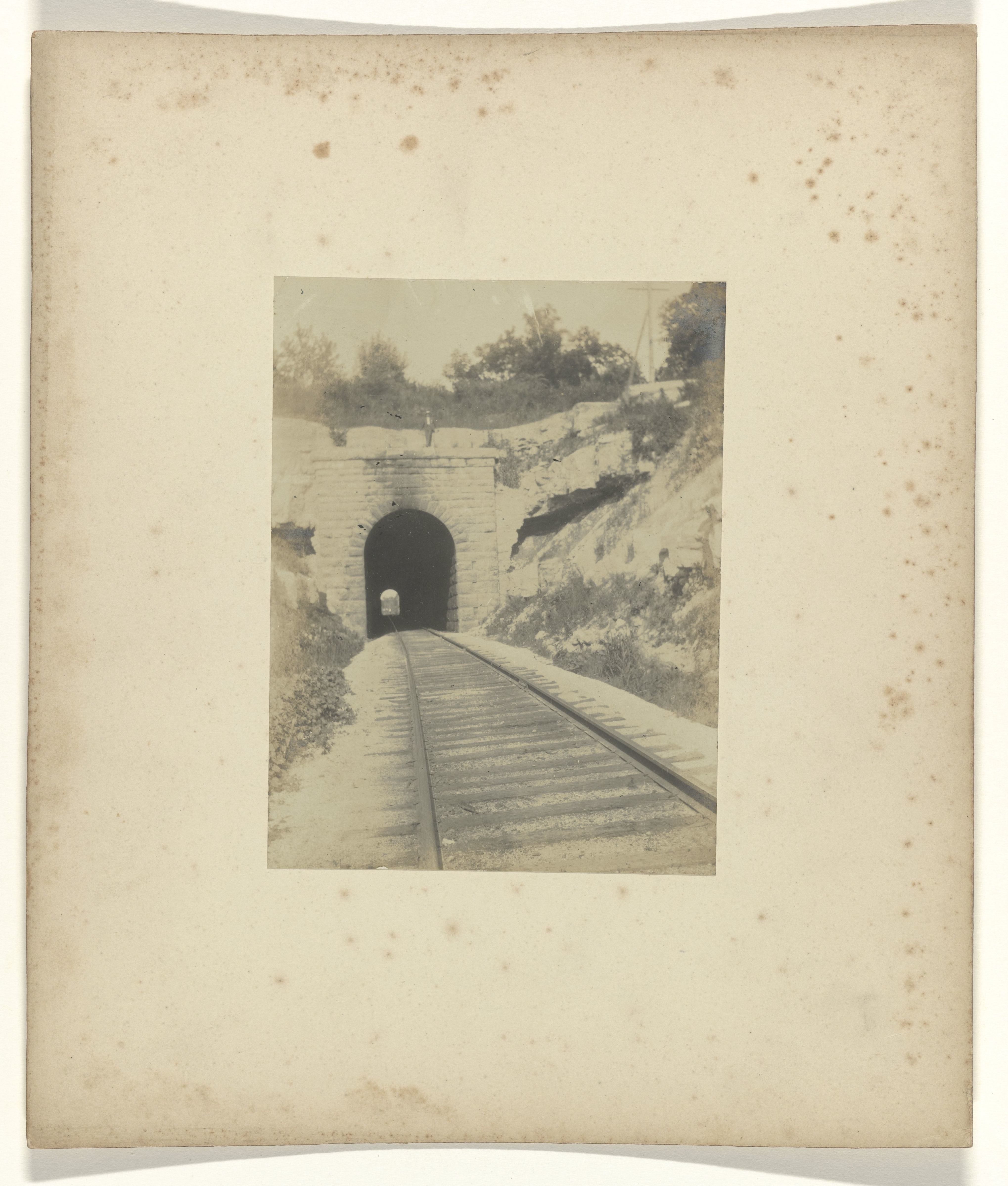 Jan C. Schüller op een spoortunnel, Meramec Highlands tijdens de wereldtentoonstelling in St. Louis (Louisiana Purchase Exposition), 1904