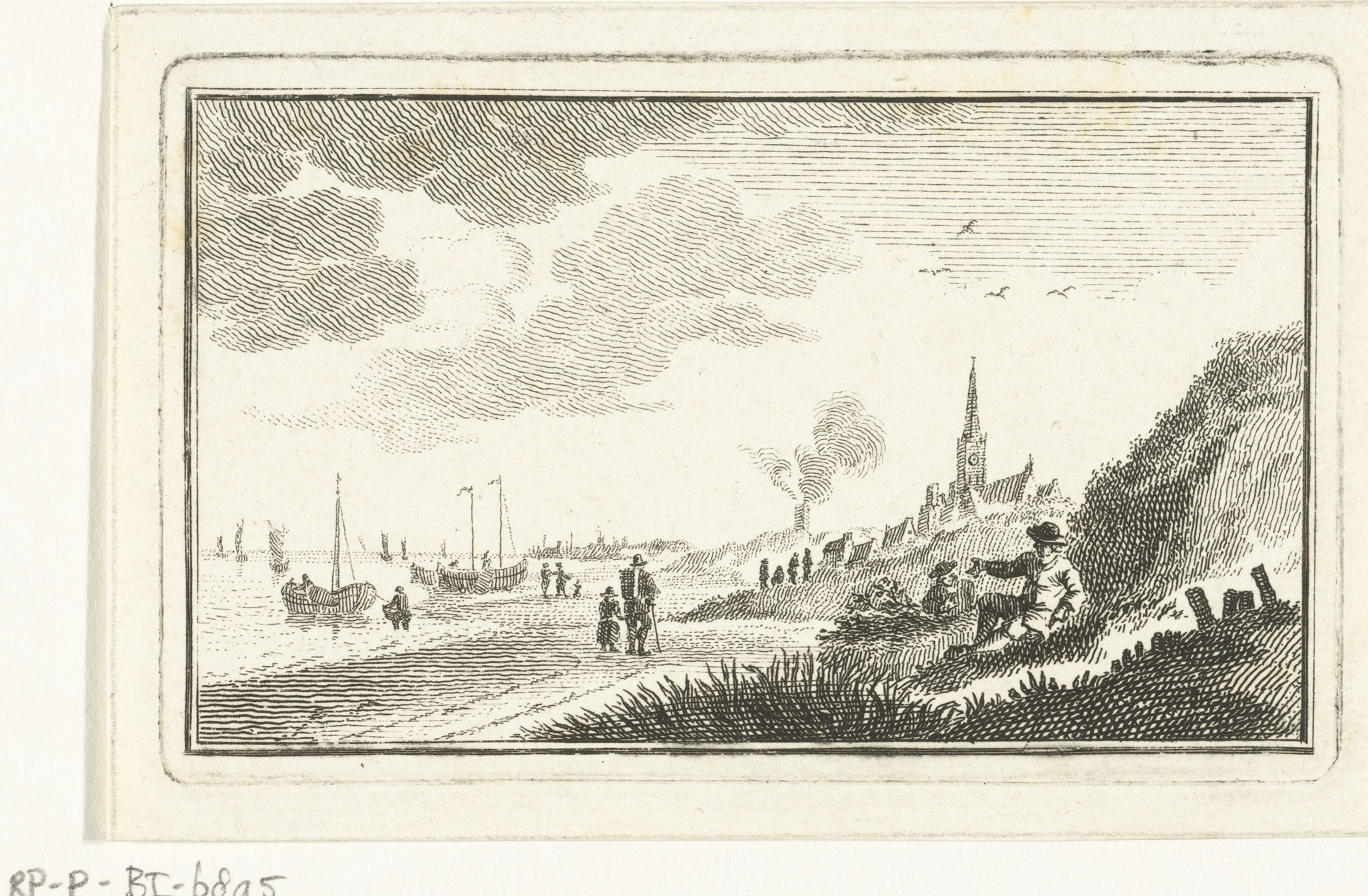 Kustgezicht met dorp in duinen en vissersboten op het strand
