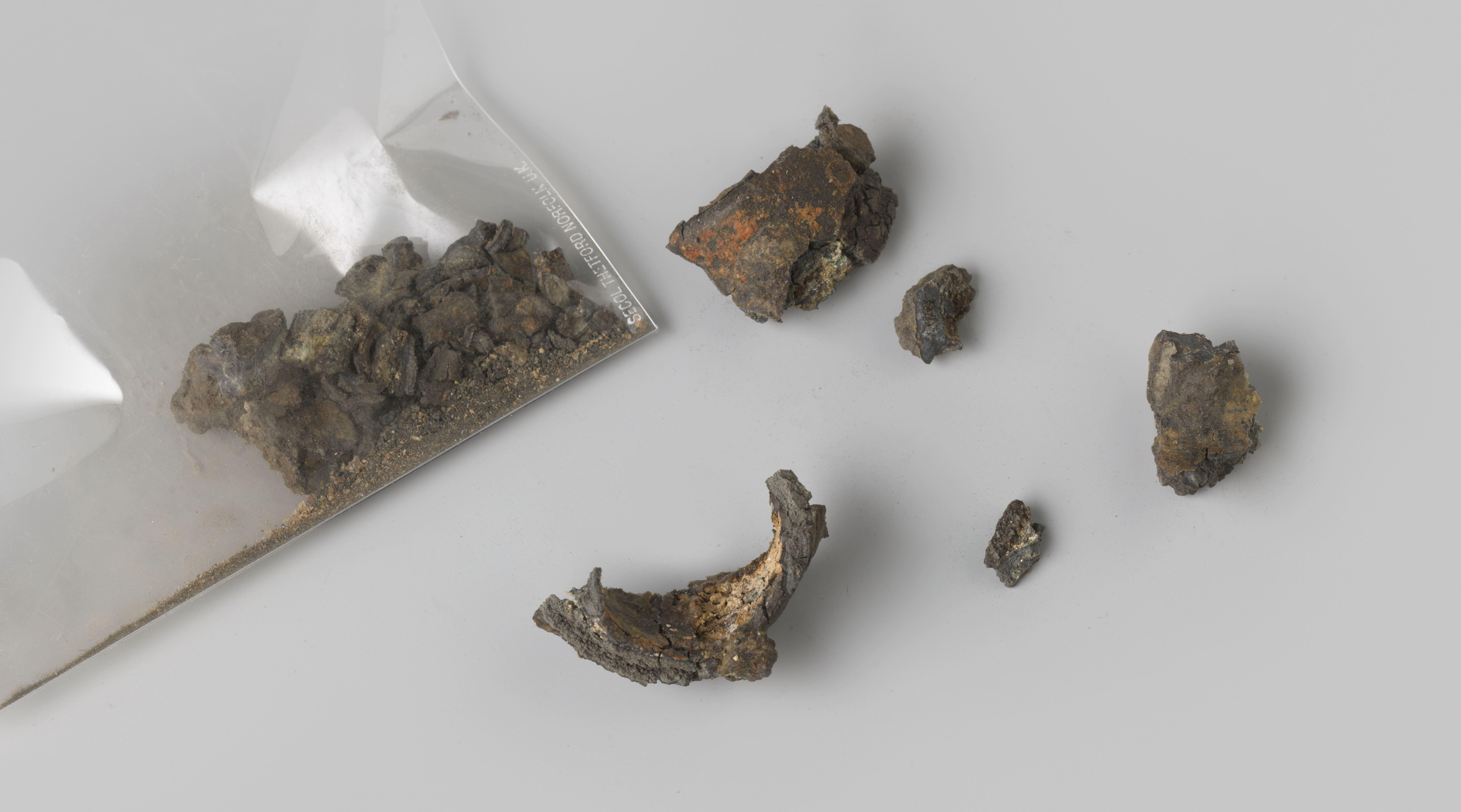 Fragmenten schroefdop en -fitting uit het wrak van de Oost-Indiëvaarder Hollandia
