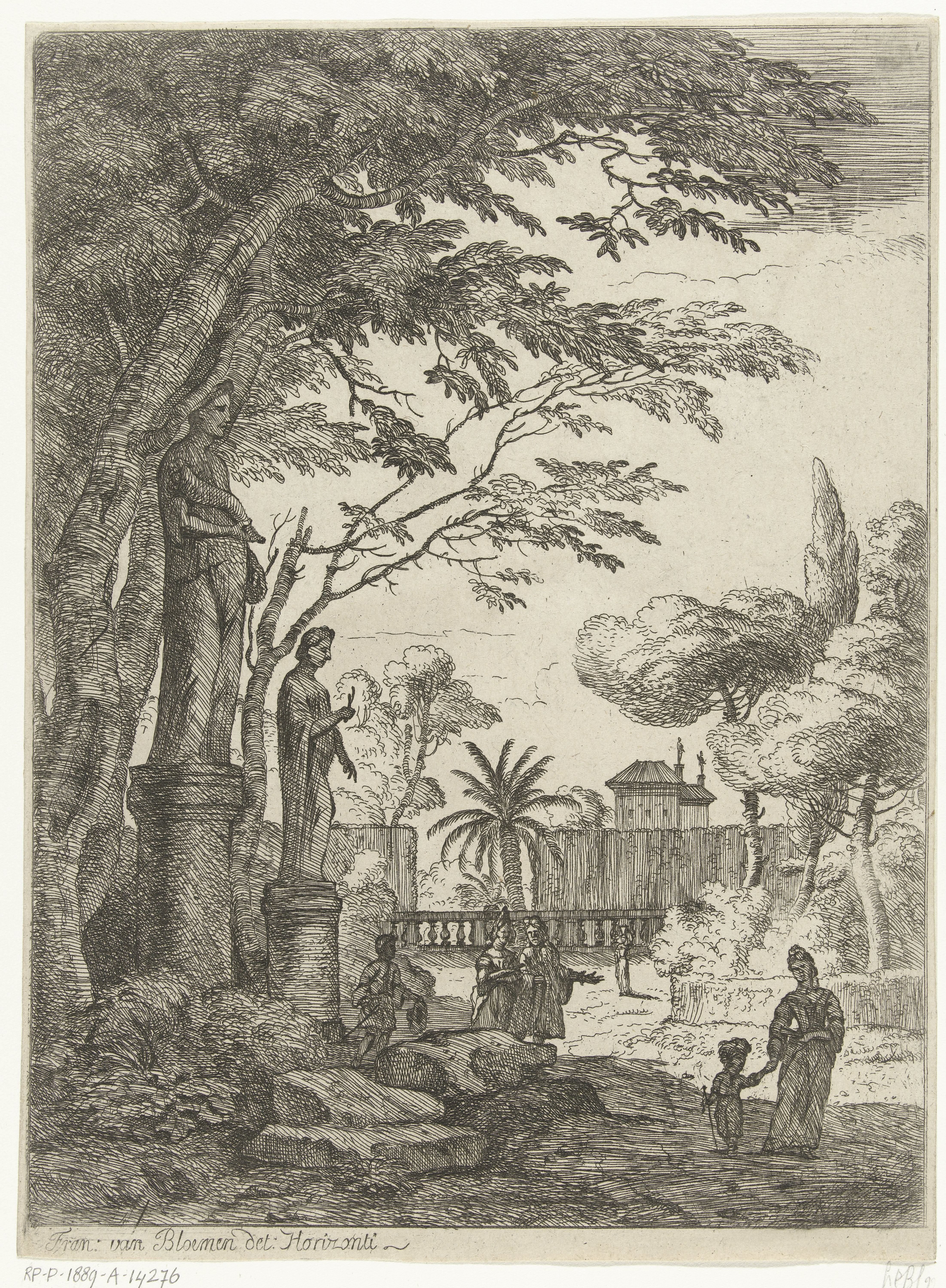 Italianiserend landschap met twee beelden en wandelaars in park