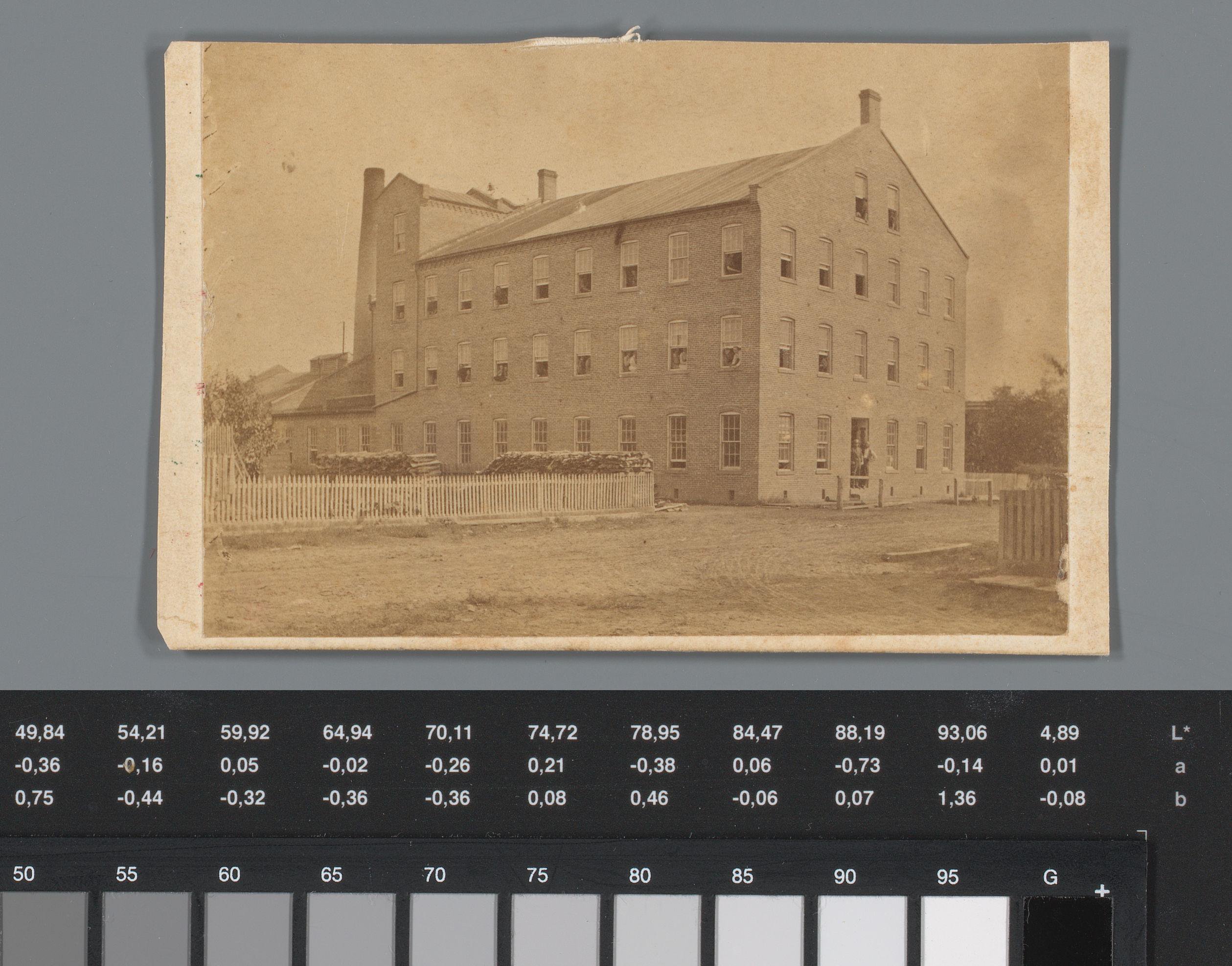 Reclame voor een wolspinnerij te Lewistown, met gezicht op de fabriek aldaar