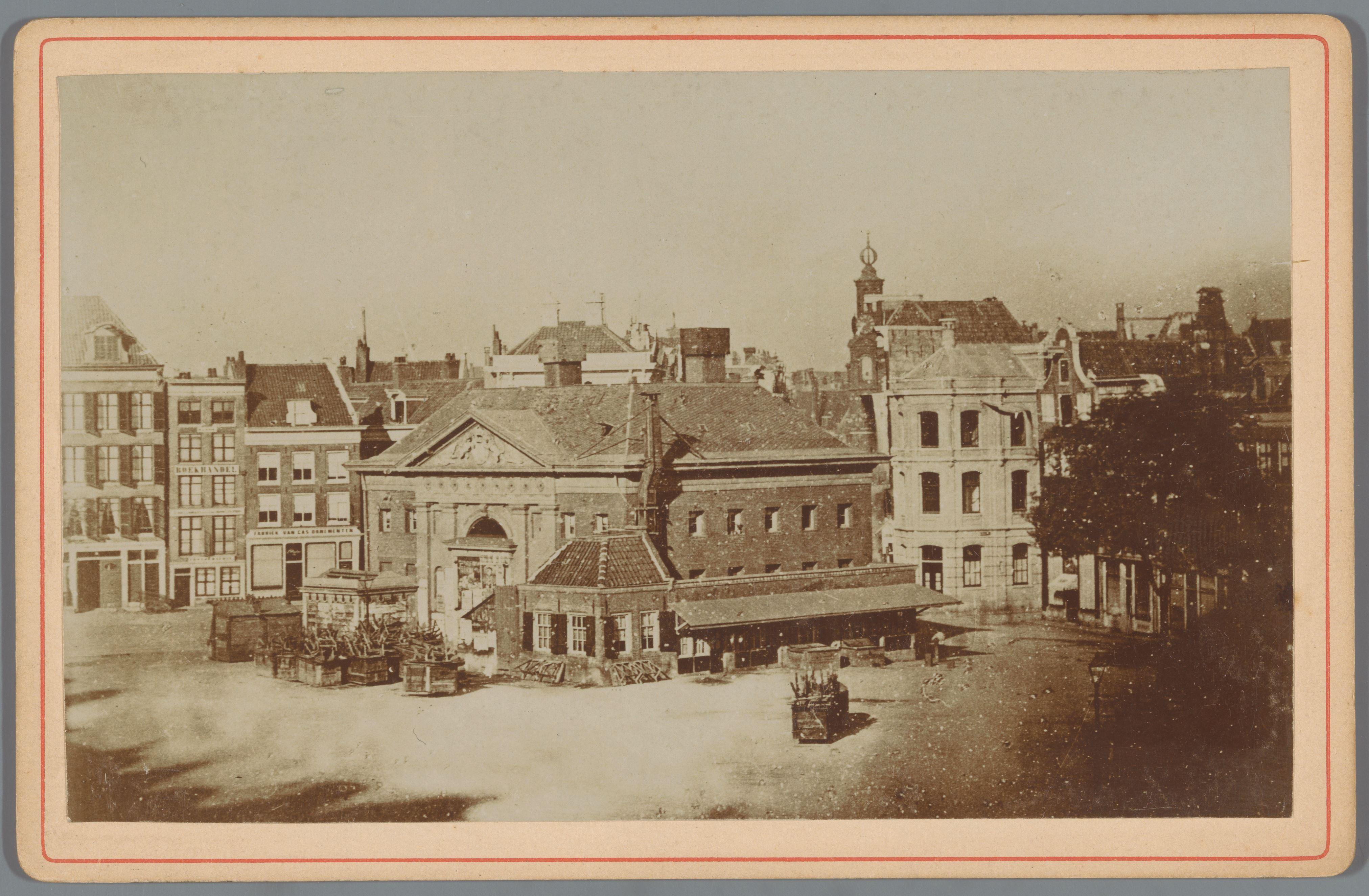Gezicht op de Boterwaag op de Botermarkt in Amsterdam