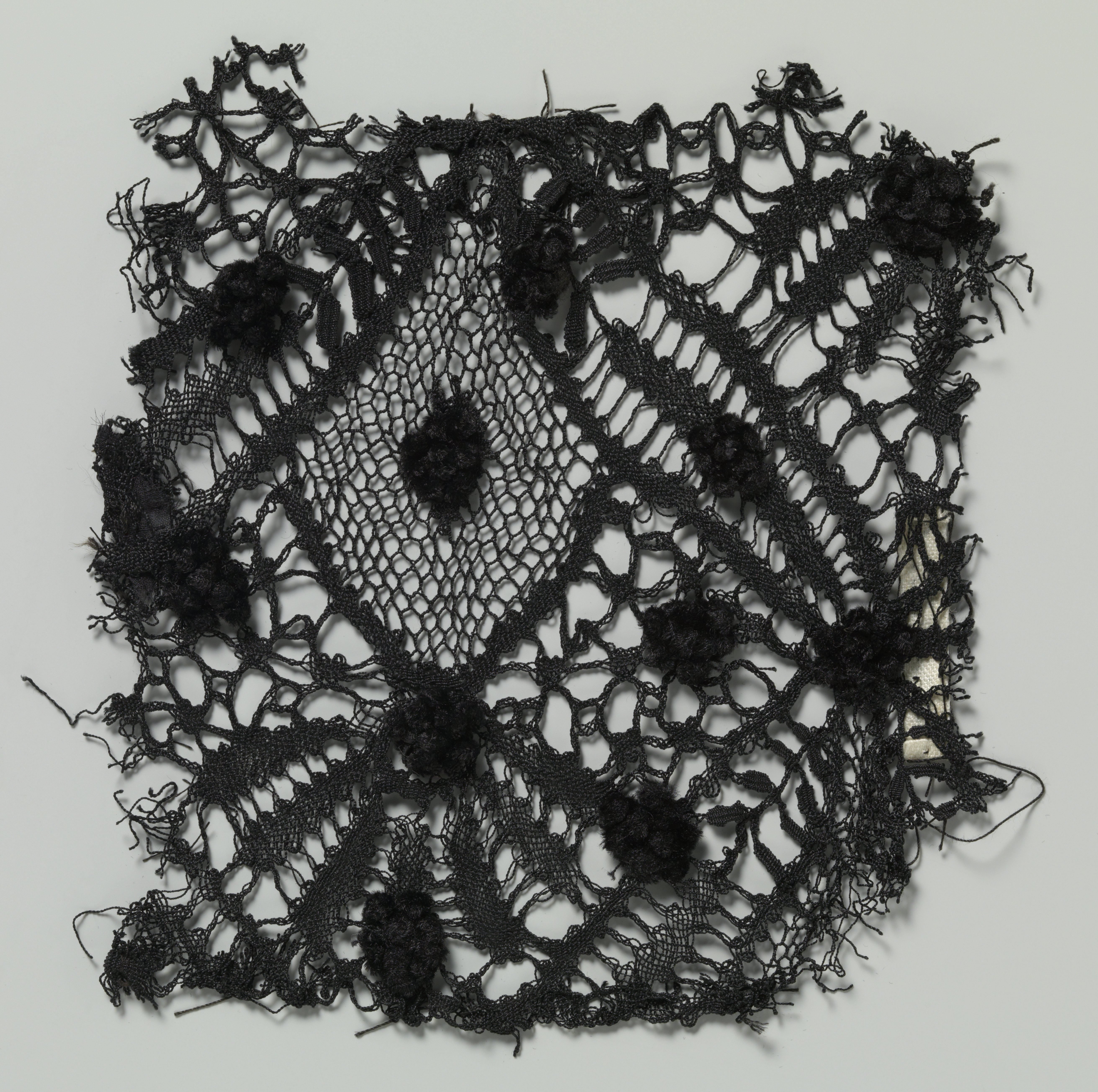 Fragment kloskant met strooipatroon van fluwelen stippen