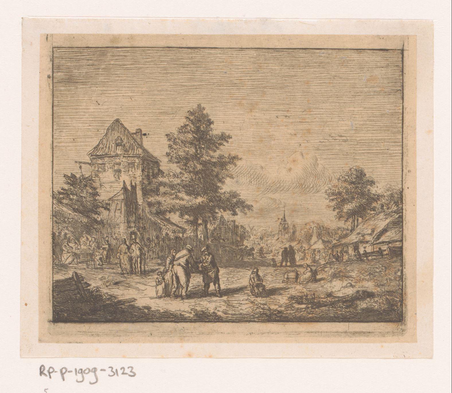 Dorpsgezicht met veel mensen op straat en een kerk op de achtergrond