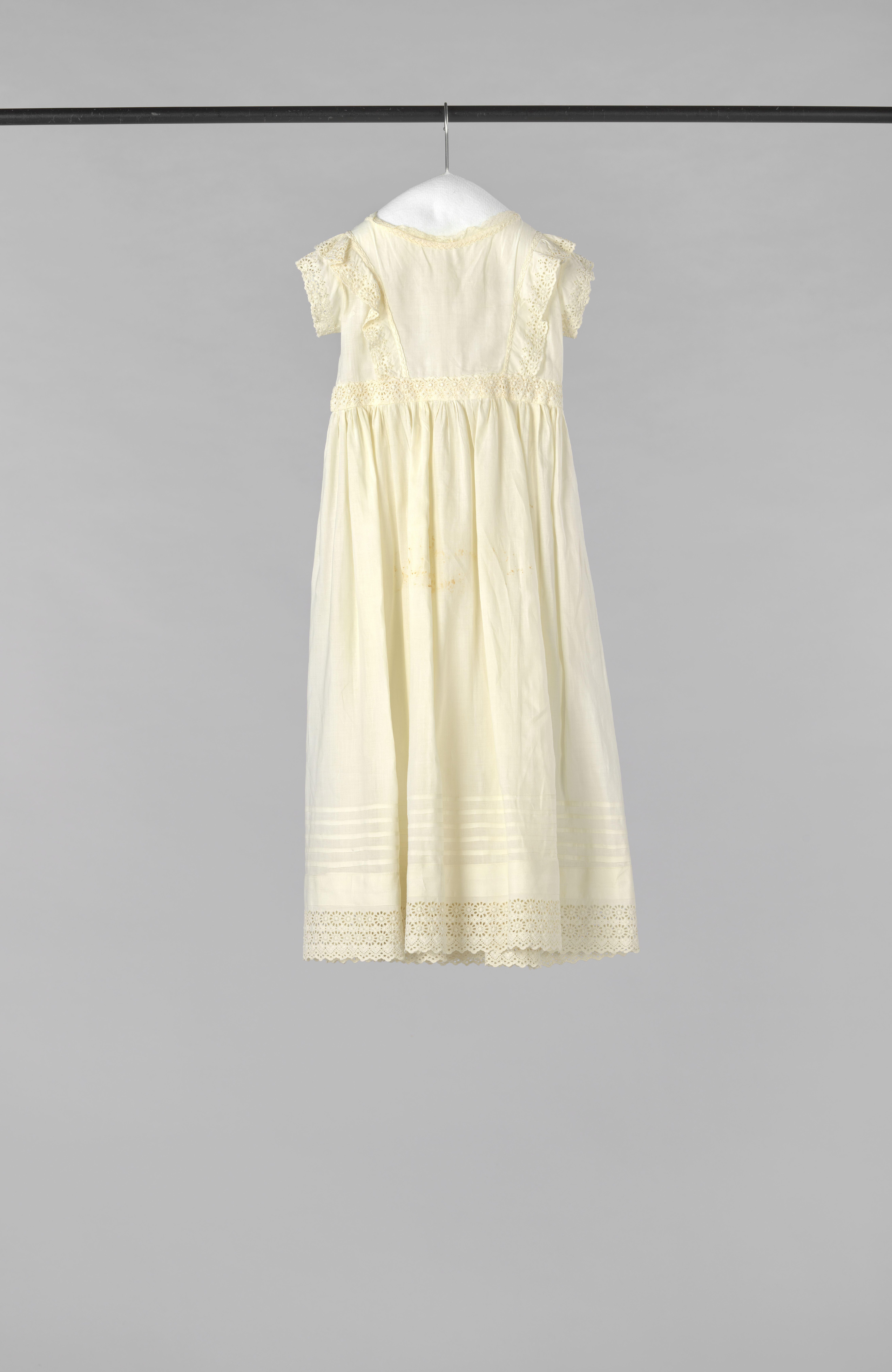 Zomerjurk van linnen voor een meisje, met machinale broderie-stroken