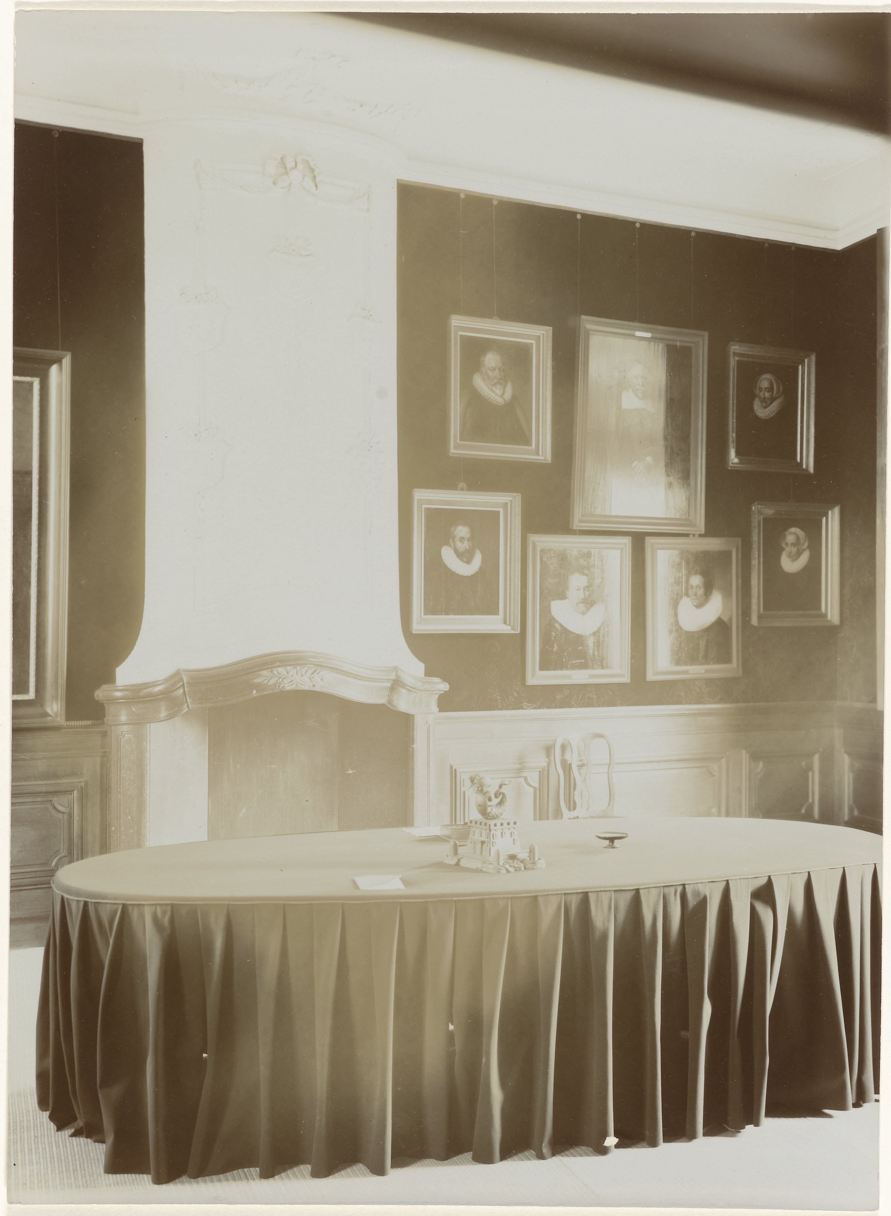 Interieur van de regentenkamer van het hofje Meermansburg, Oude Vest 159, Leiden