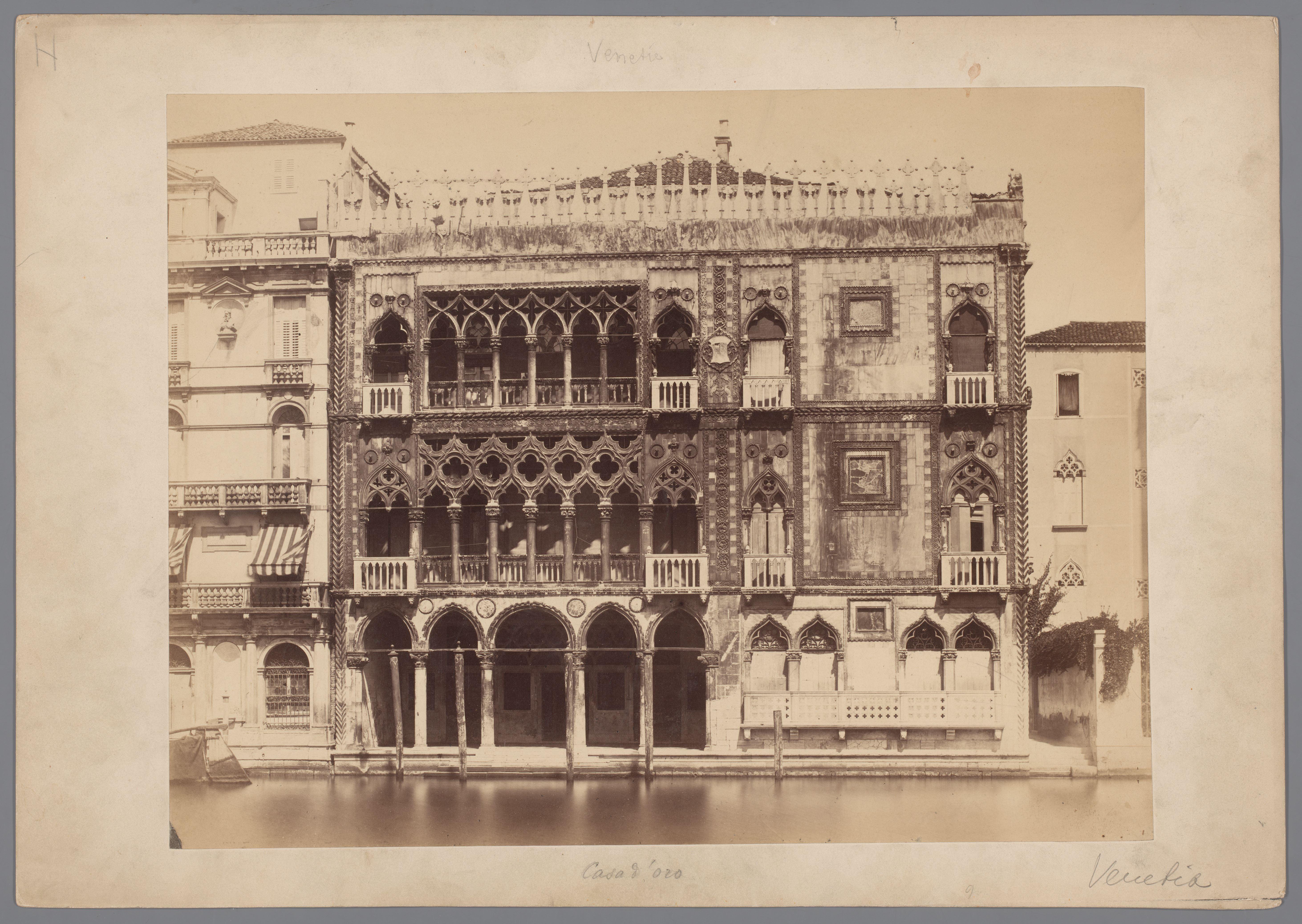 Façade van het Ca' d'Oro te Venetië, Italië