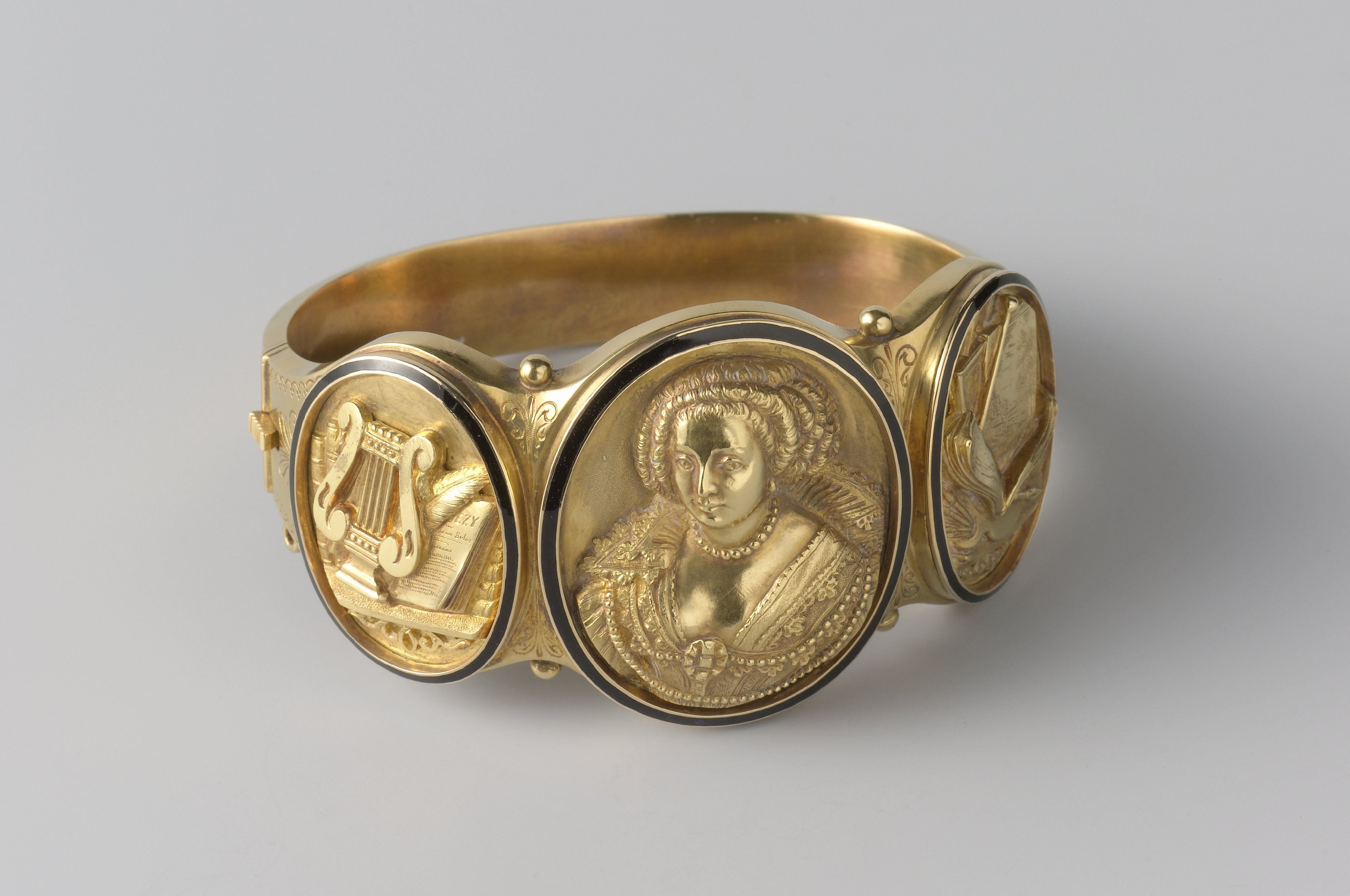 Parure (set of matching jewellery)